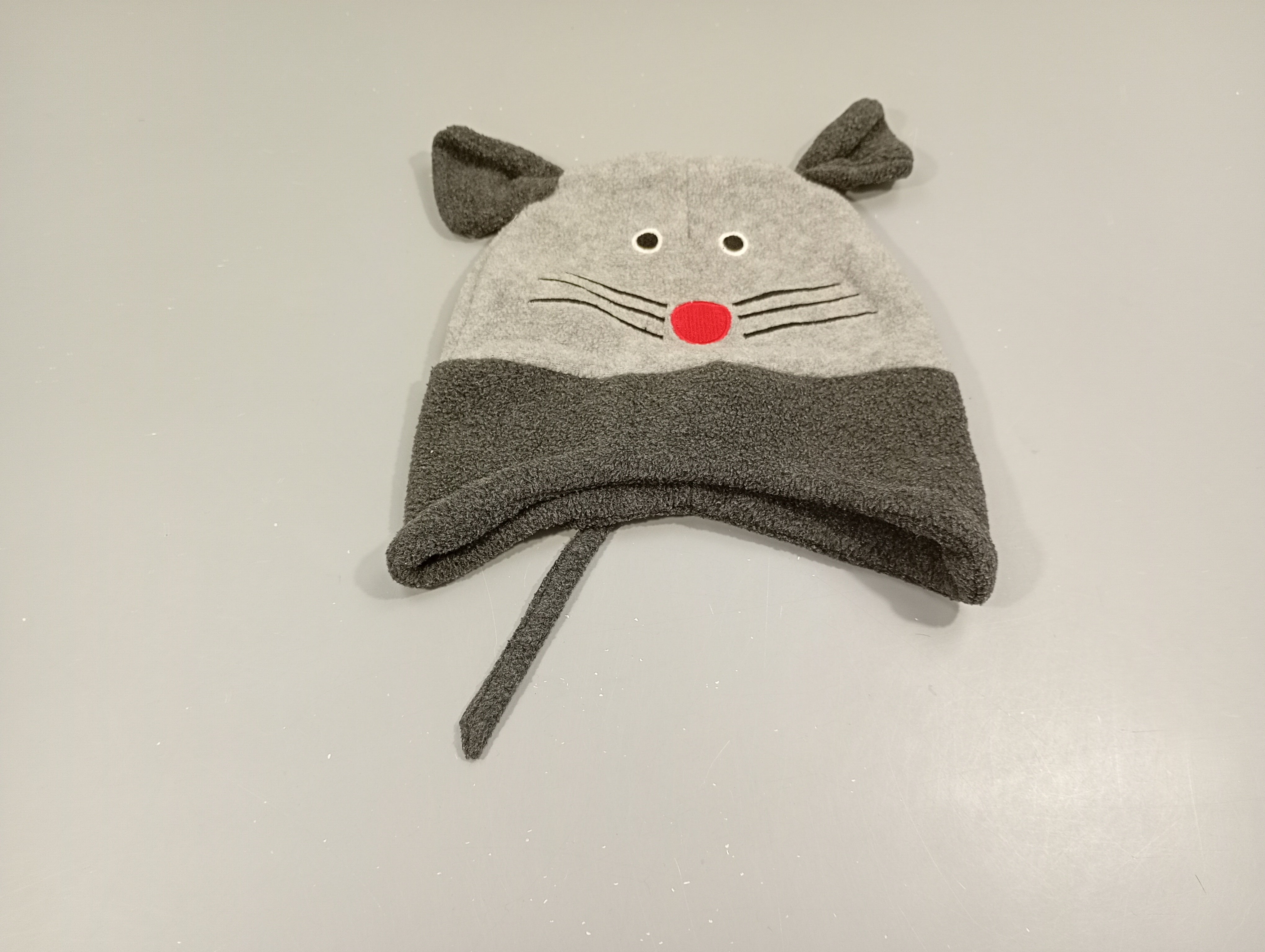 Bonnet gris, tête de souris