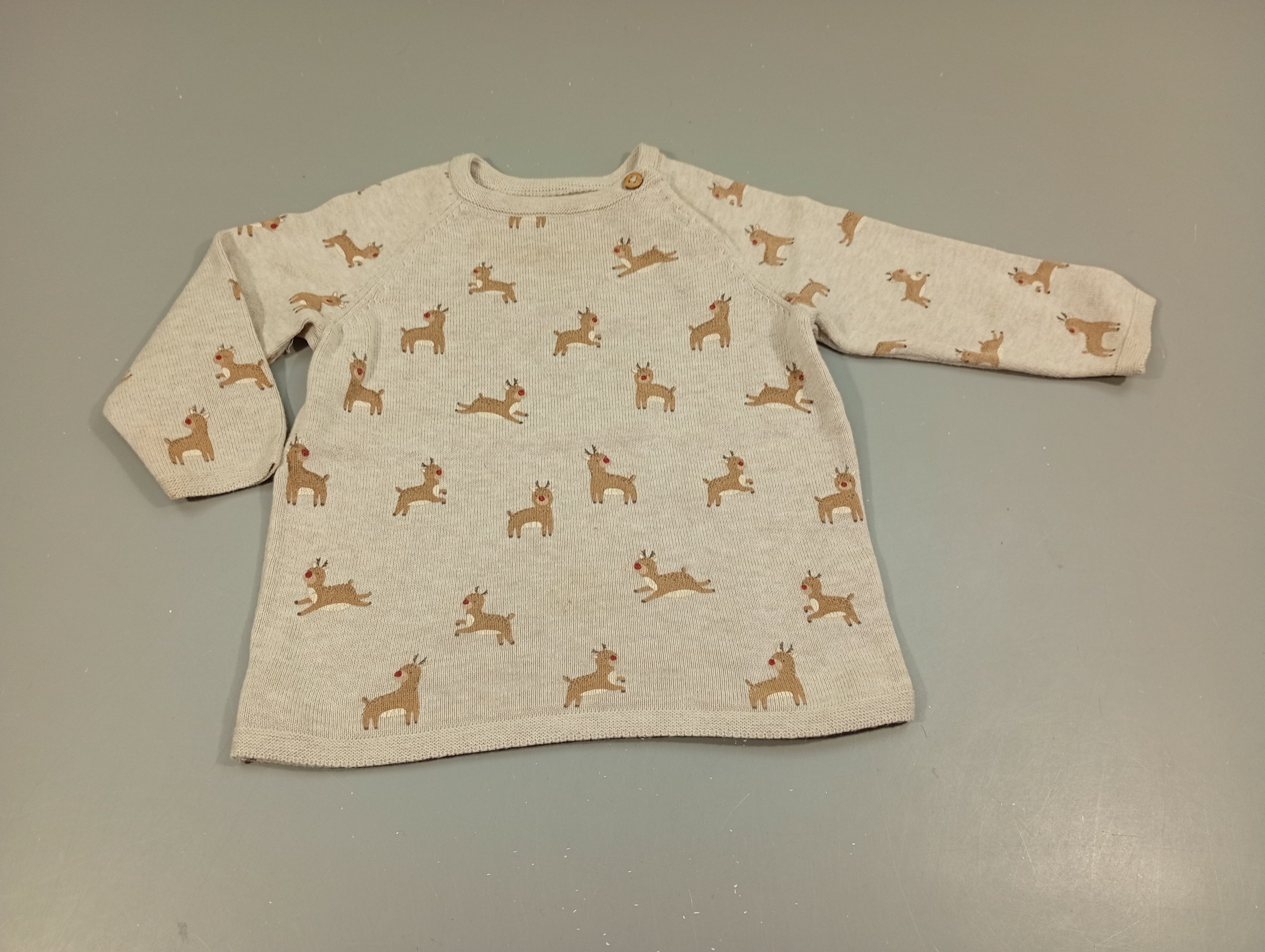 Pull beige chiné, rennes de Noël , légères petites taches sur le dessous