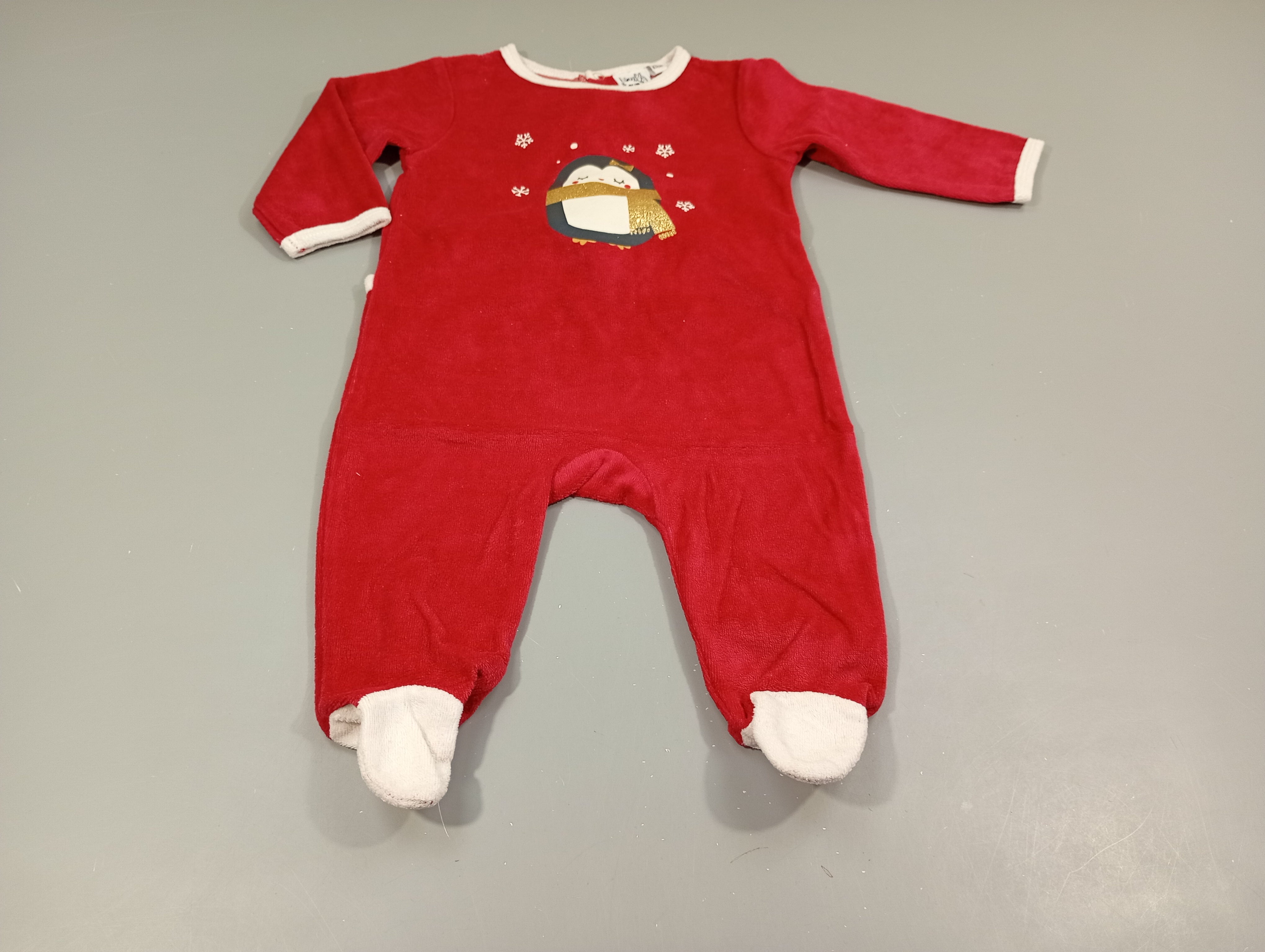 Pyjama velours rouge et blanc pingouin , écharpe et noeud doré pailleté 