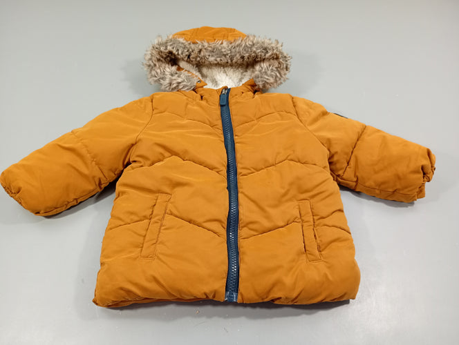 Doudoune jaune moutarde , bleu marine zipée à capuche  fausse fourrure. petite tache à l'avant et petit accroc manche D, moins cher chez Petit Kiwi