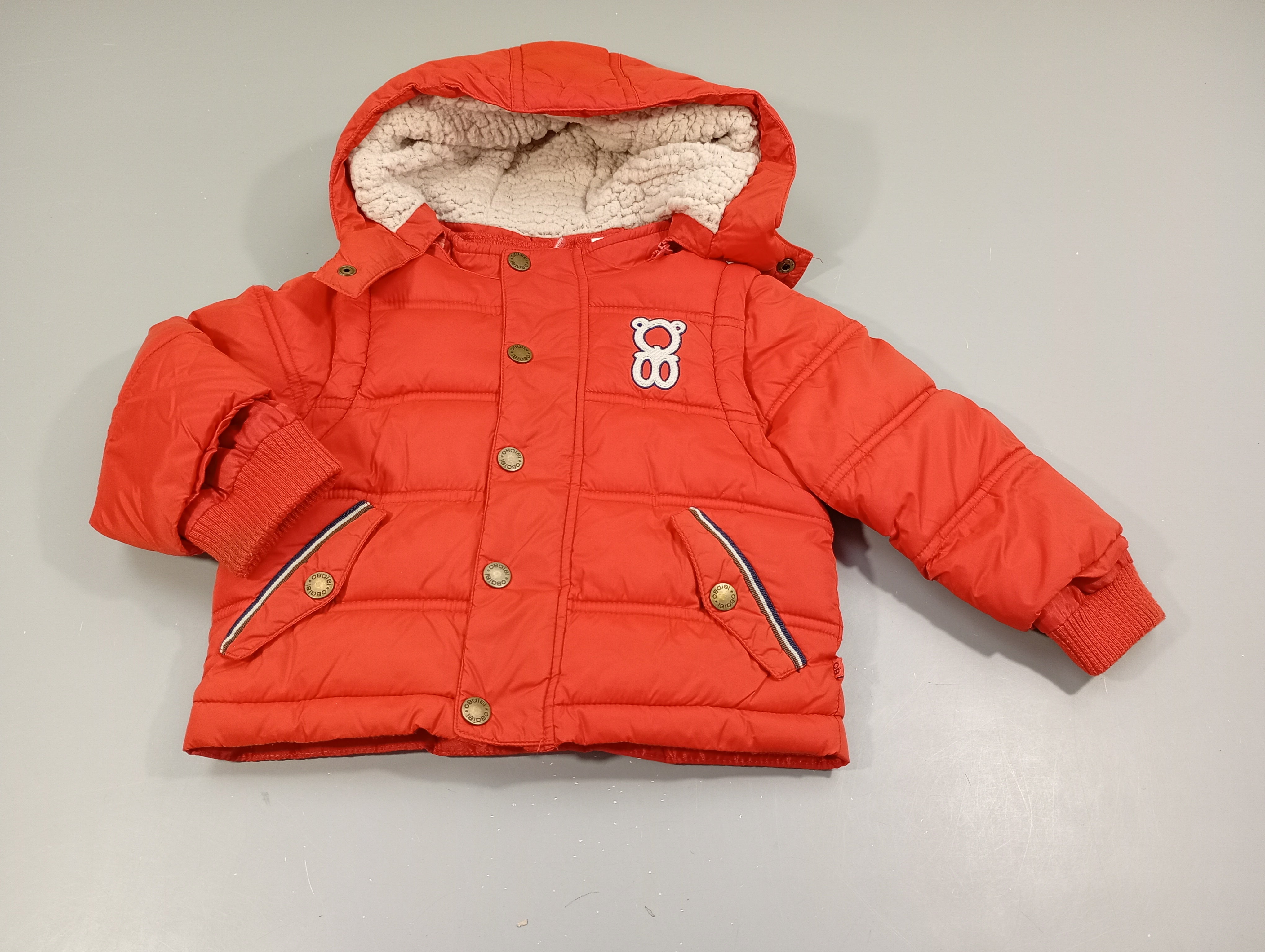 2en 1 bodywarmer/veste zippée à capuche  et manches ammovibles rouge orangé, ourson blanc . Intérieur moutonné