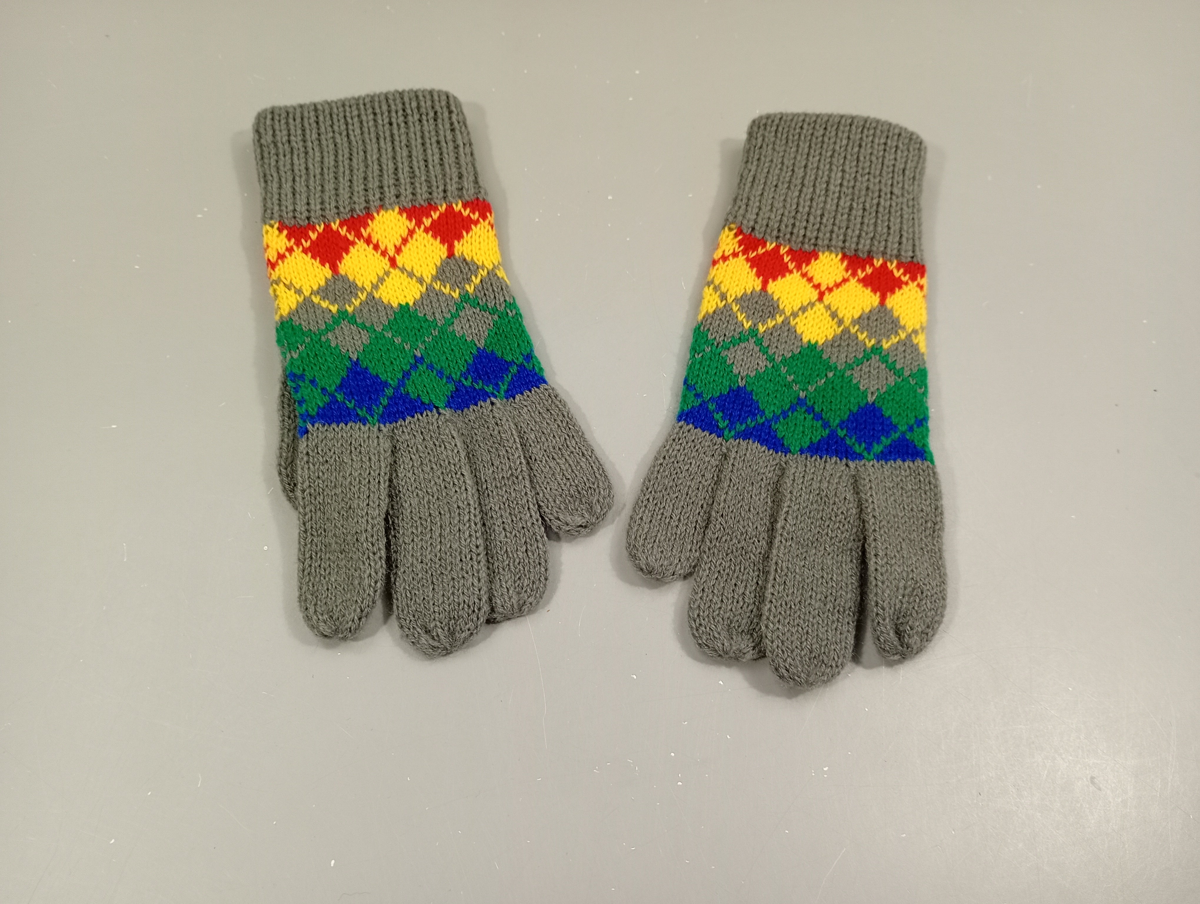 Gants gris motifs colorés, 8a
