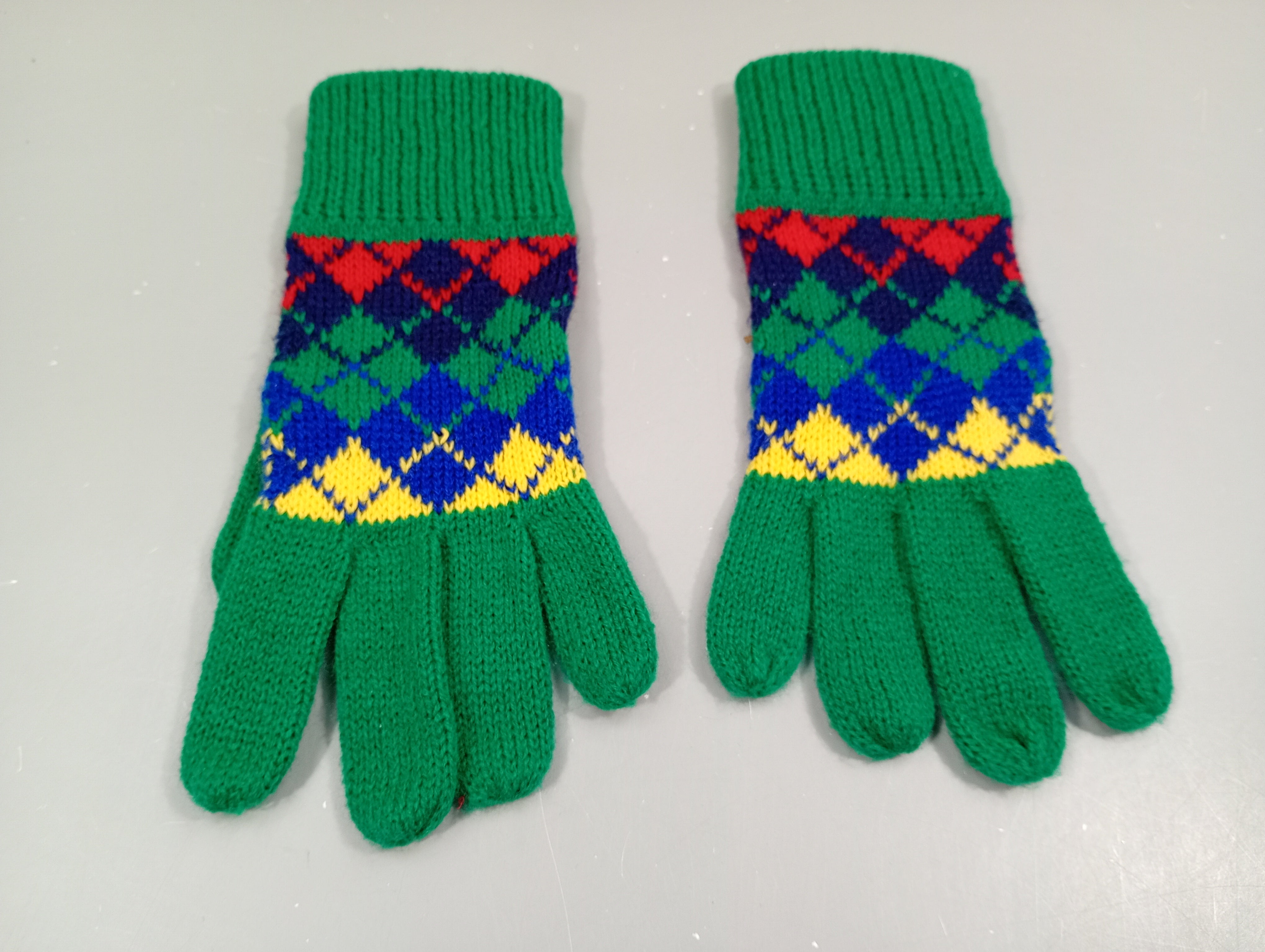 Gants verts, motifs colorés, 12a