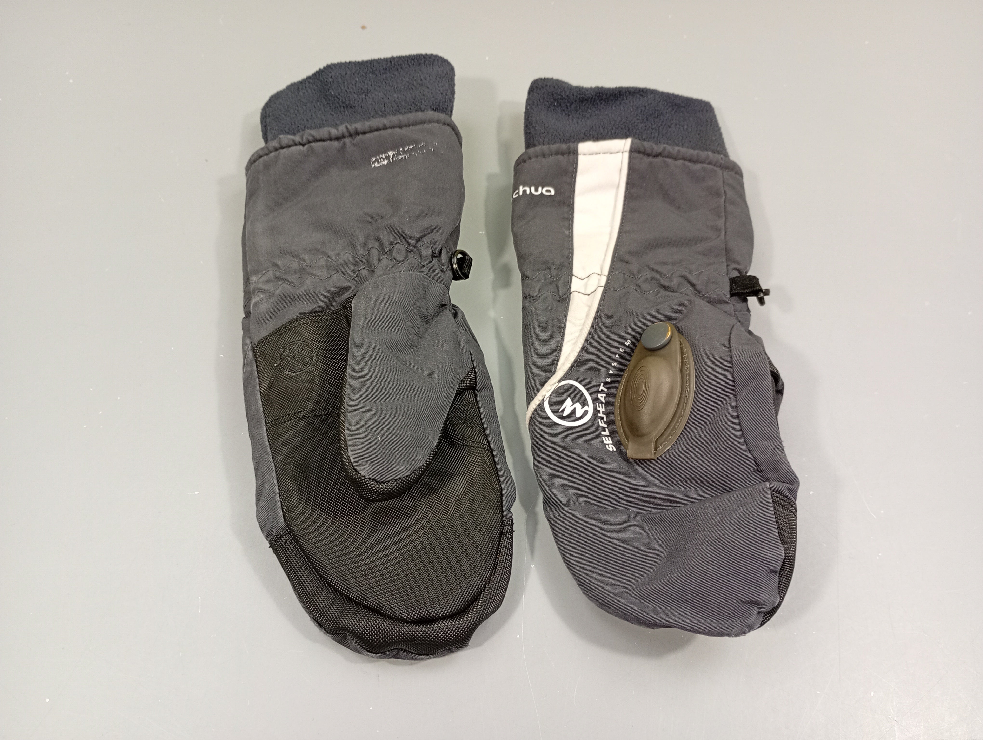 Moufles de ski gris et blanc. 6a