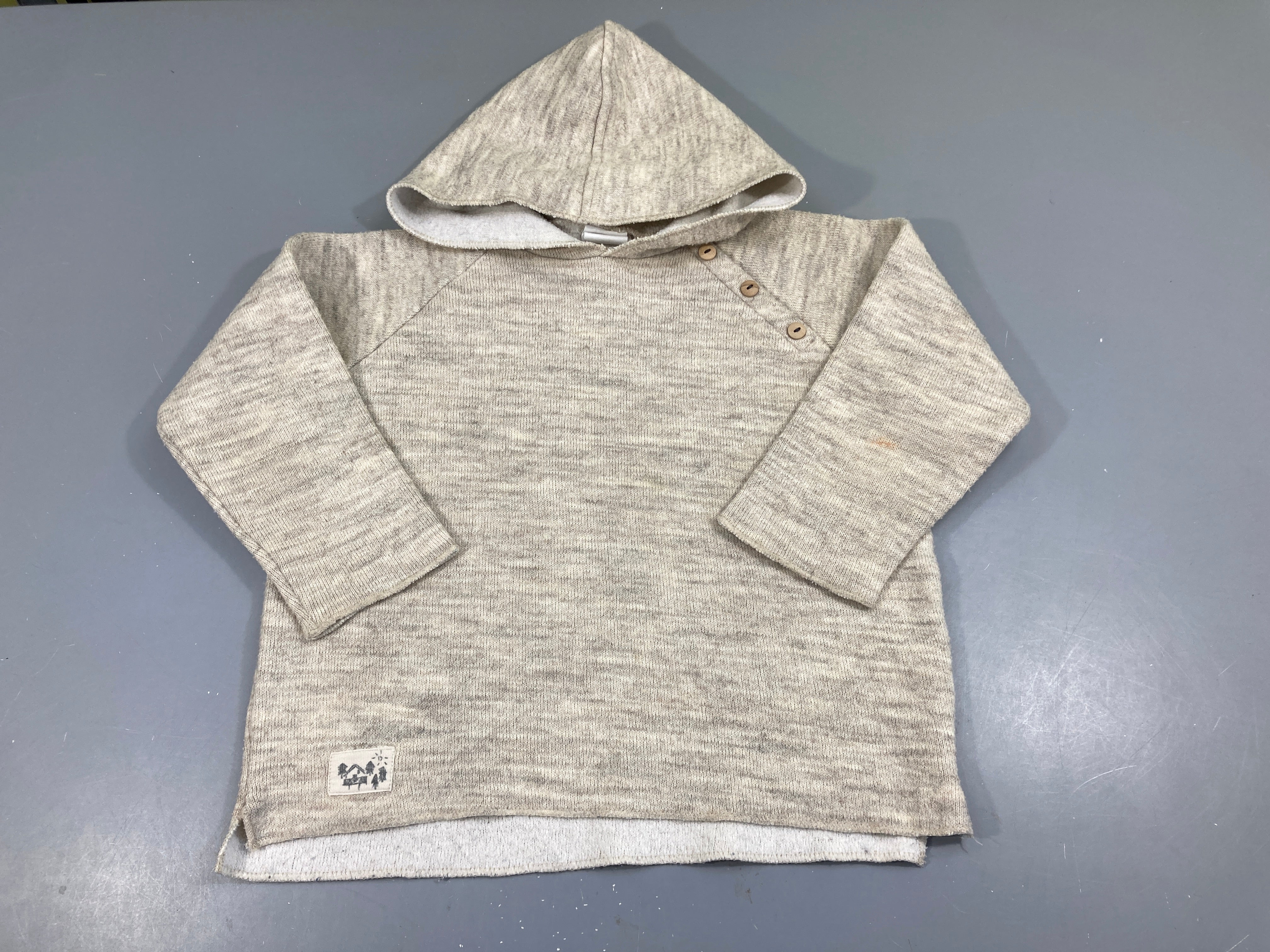 Pull beige chiné à capuche boutons, bouloché