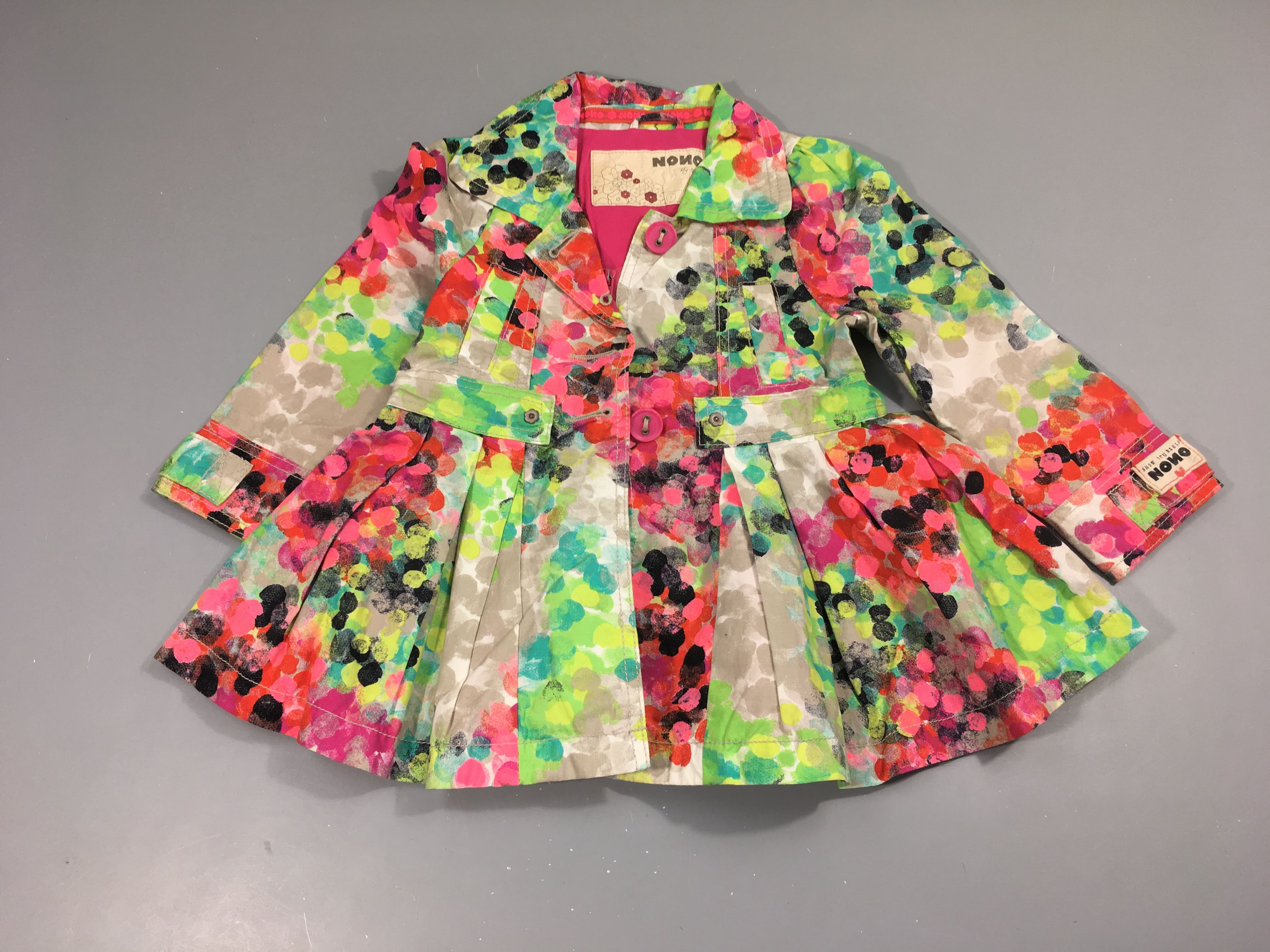 Manteau léger pois colorés, manque 2 boutons décoratifs