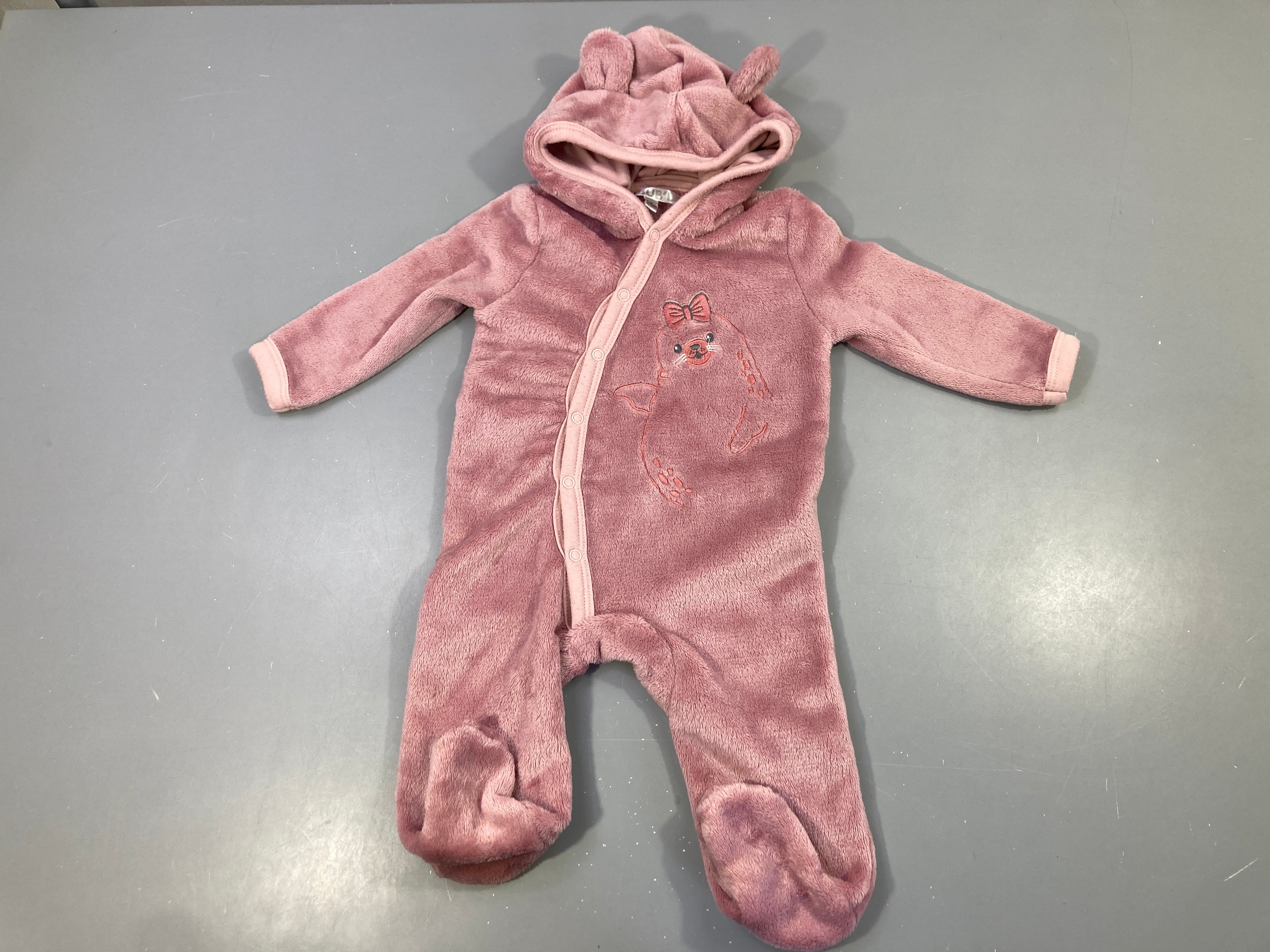 Pyjama  Bub'l  velours rose à capuche , phoque avec petit noeud