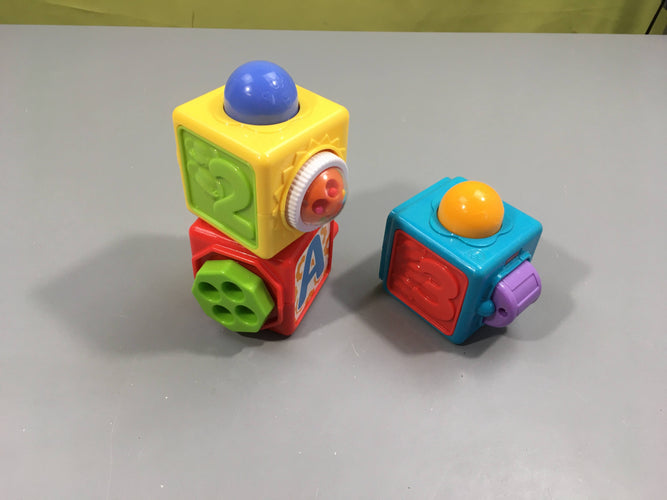 3 Cubes d'activités, moins cher chez Petit Kiwi