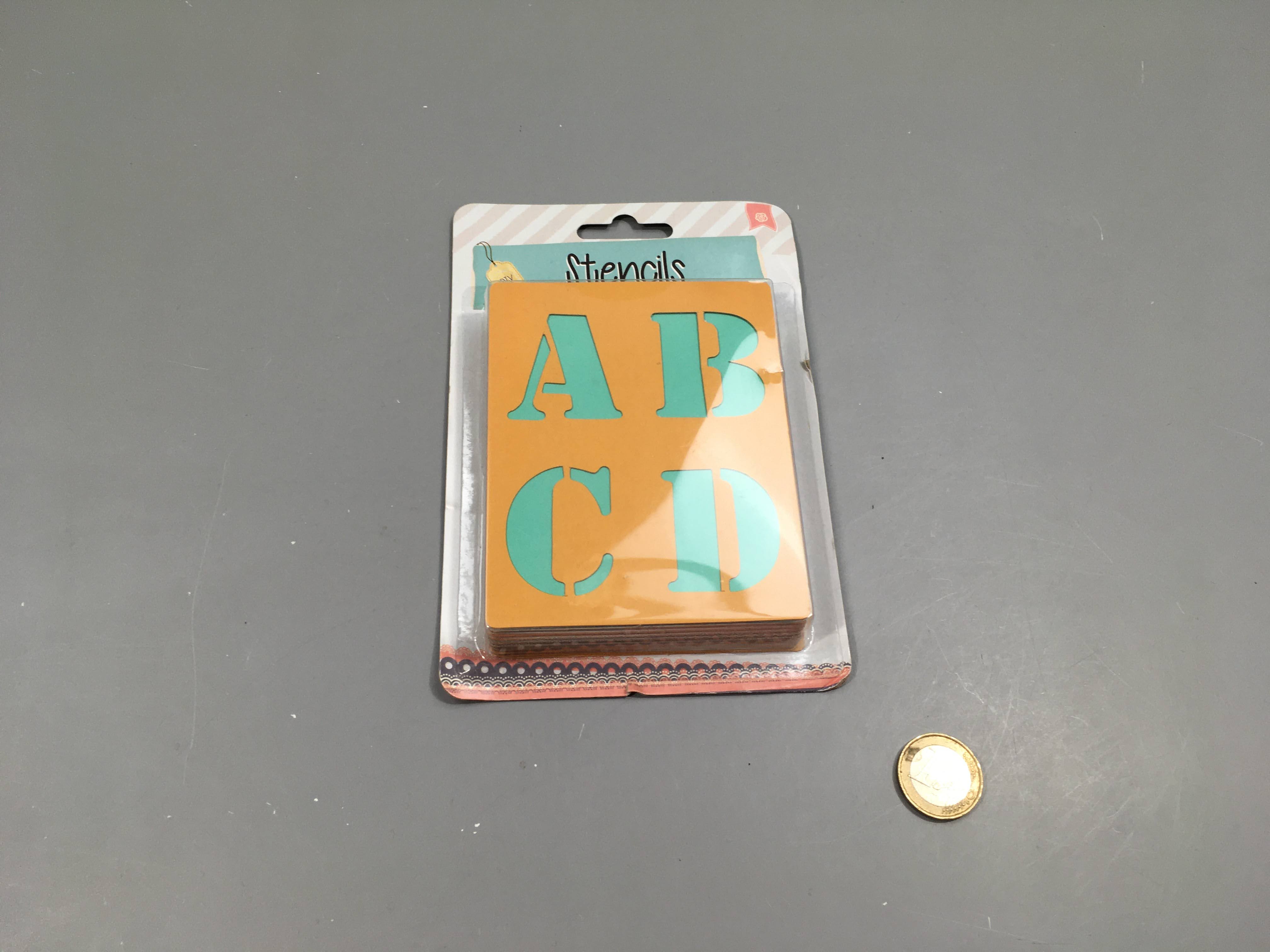 NEUF pochoirs lettres, chiffres