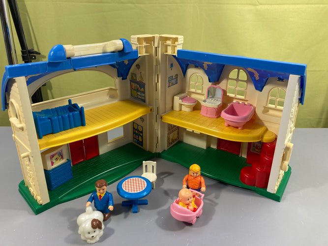 Maison Little people vintage avec personnages et accessoires, moins cher chez Petit Kiwi