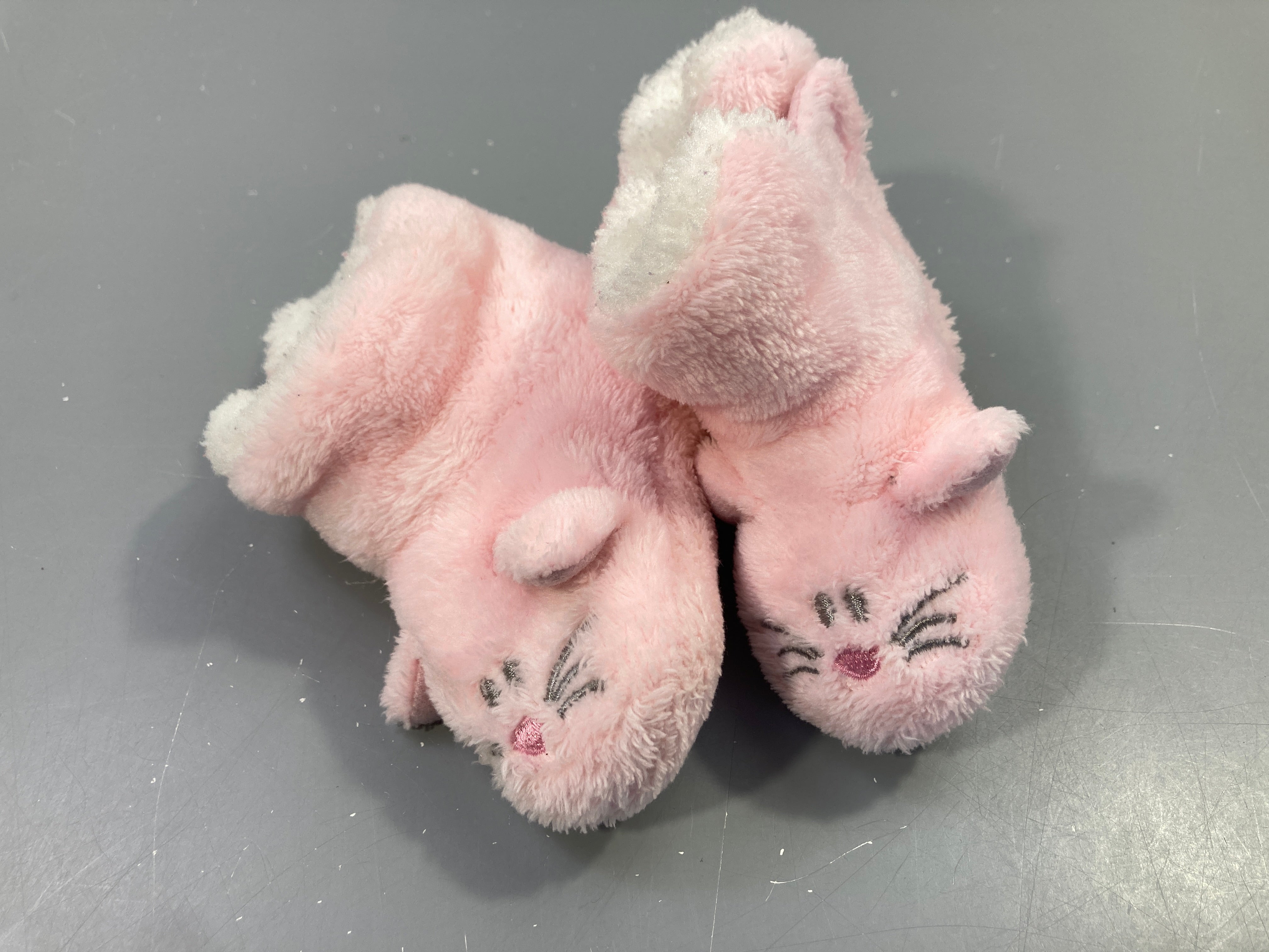 Chaussons velours roses, têtes de chats