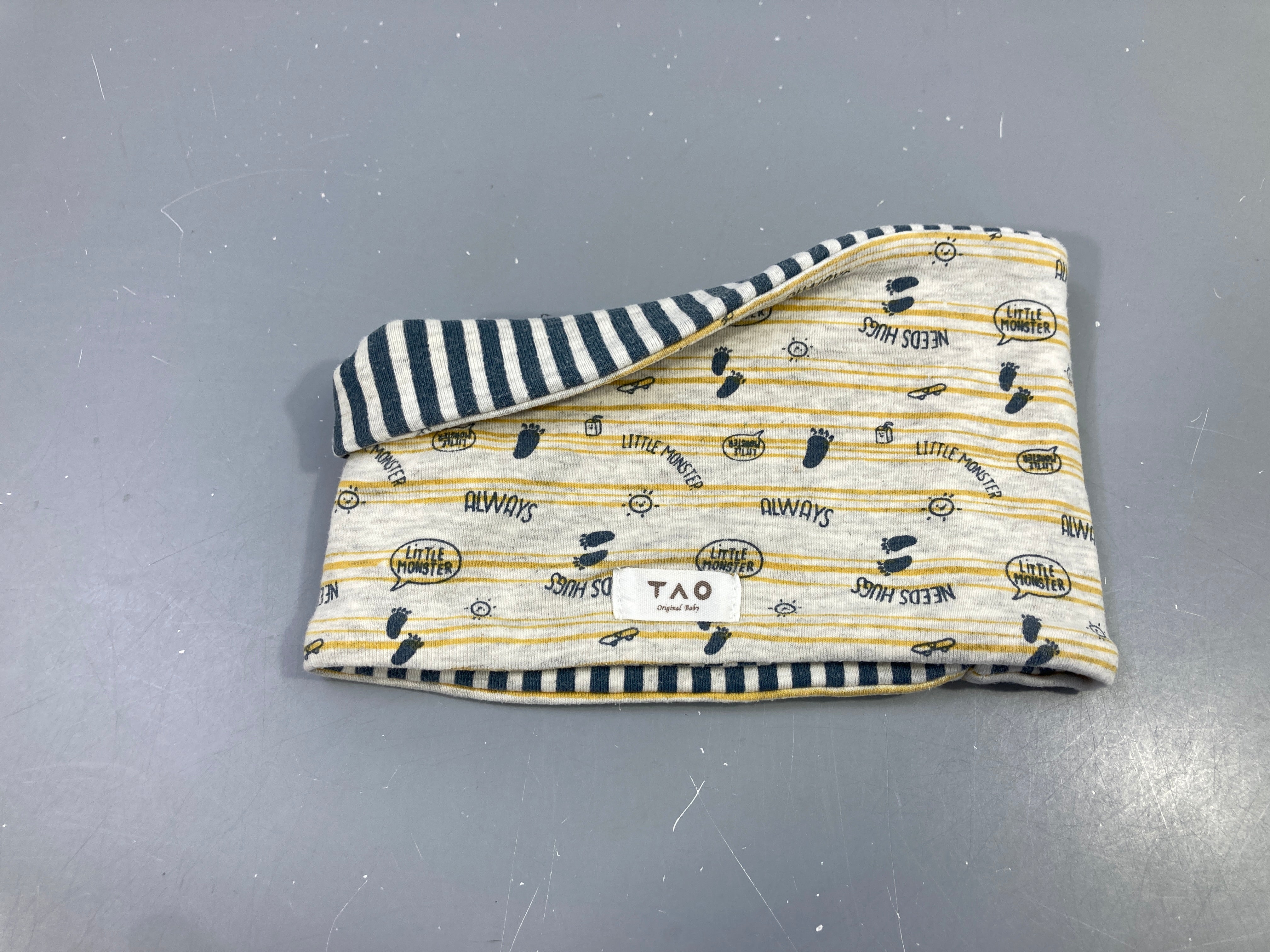 Tour de cou réversible gris chiné rayé jaune motifs  empreintes de pieds, 