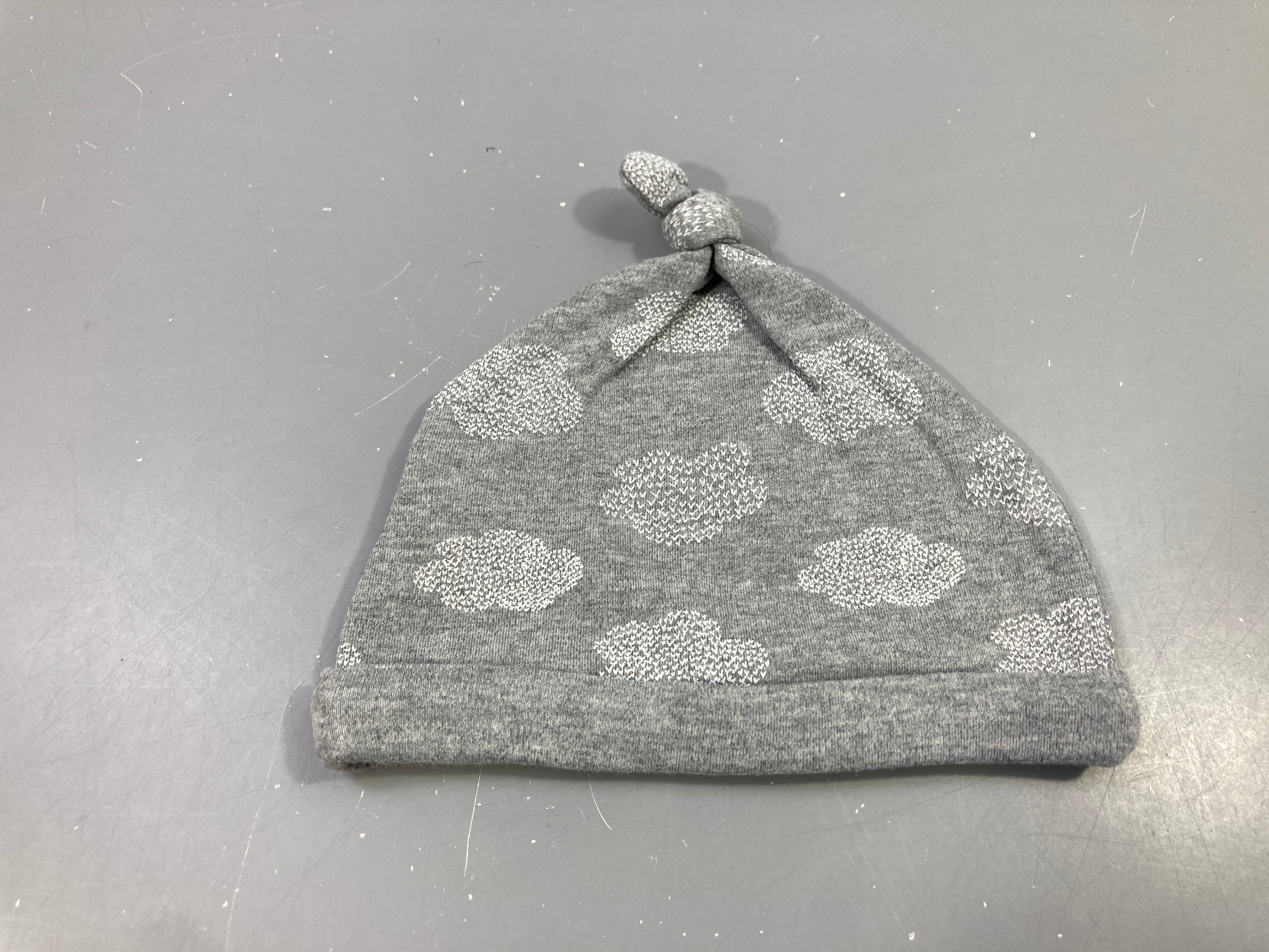 Bonnet jersey gris , nuages blancs