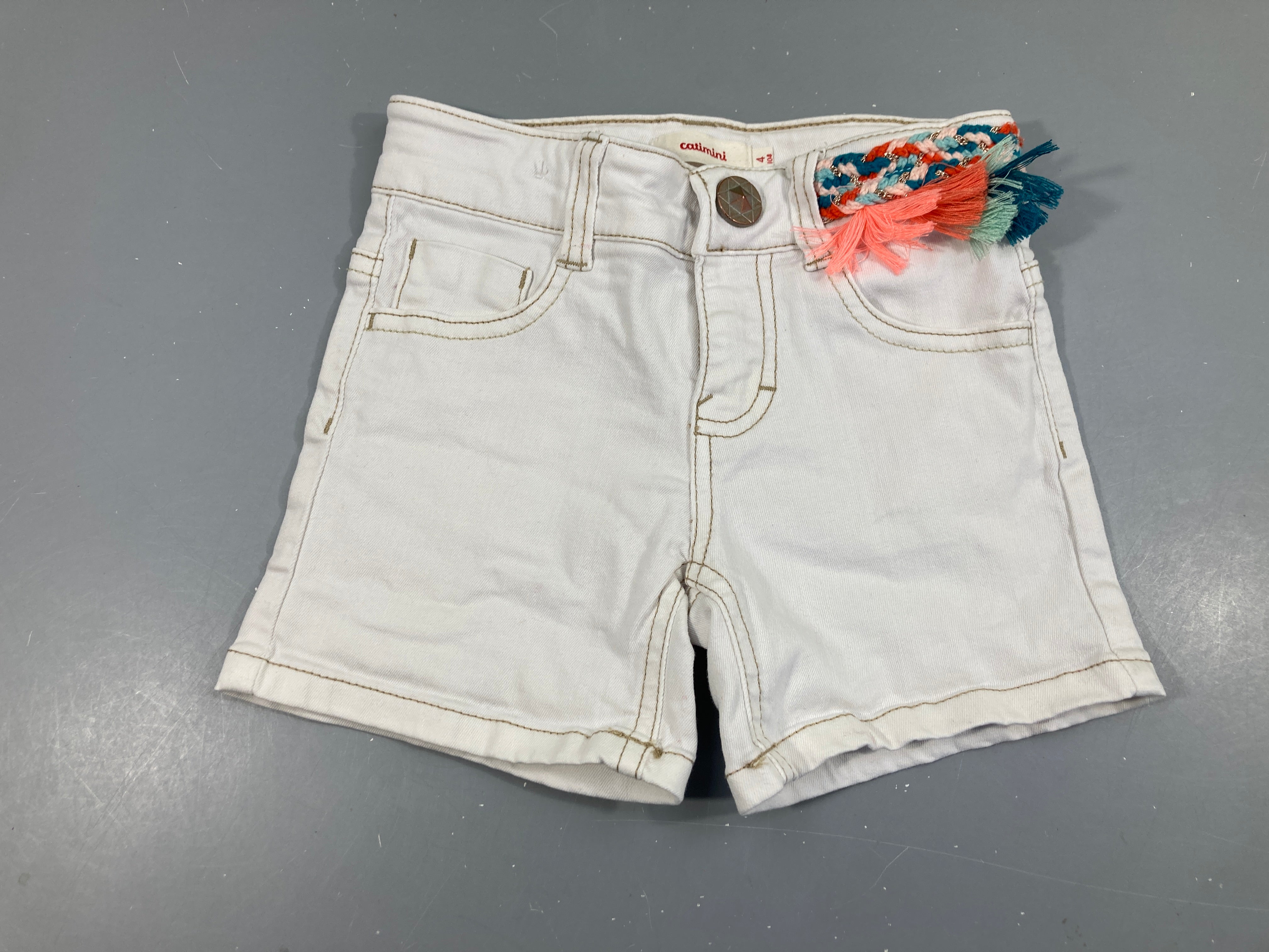 Short en jean blanc bord textiles ceinture tressé-Auréole passant arrière droit