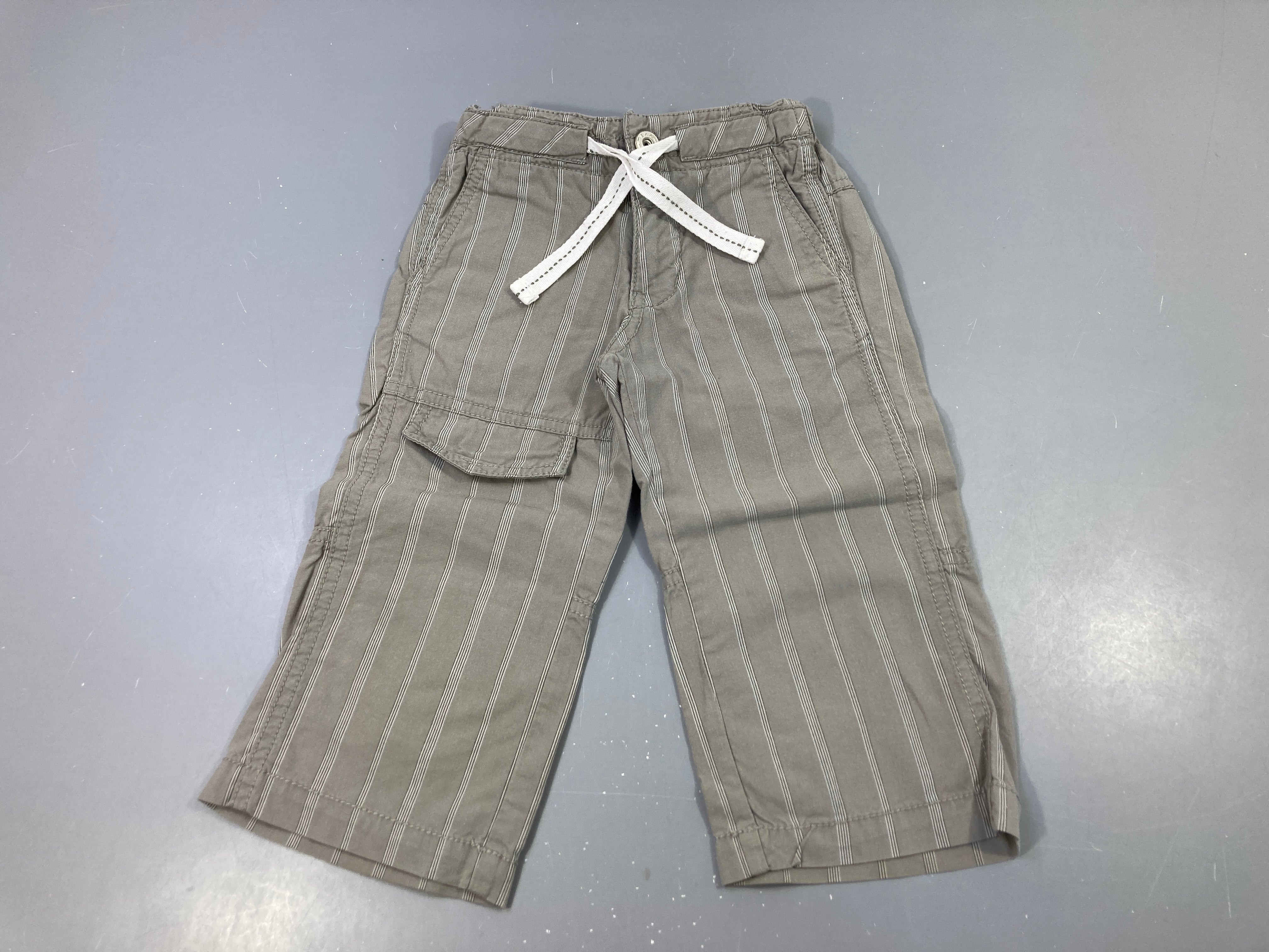 Pantalon gris ligné, effet fausse poche à l'avant