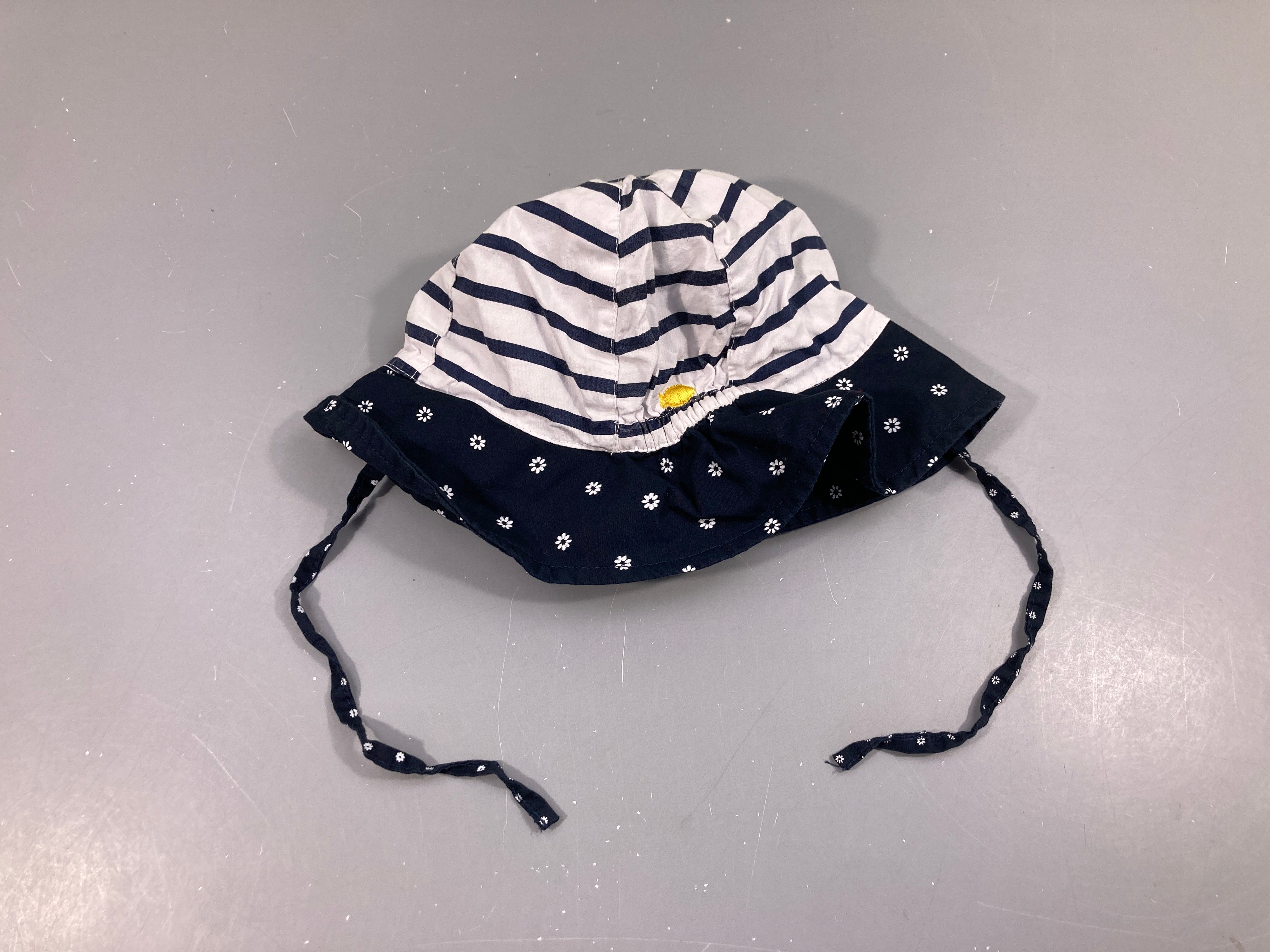 Chapeau bleu foncé rayé blanc fleurs