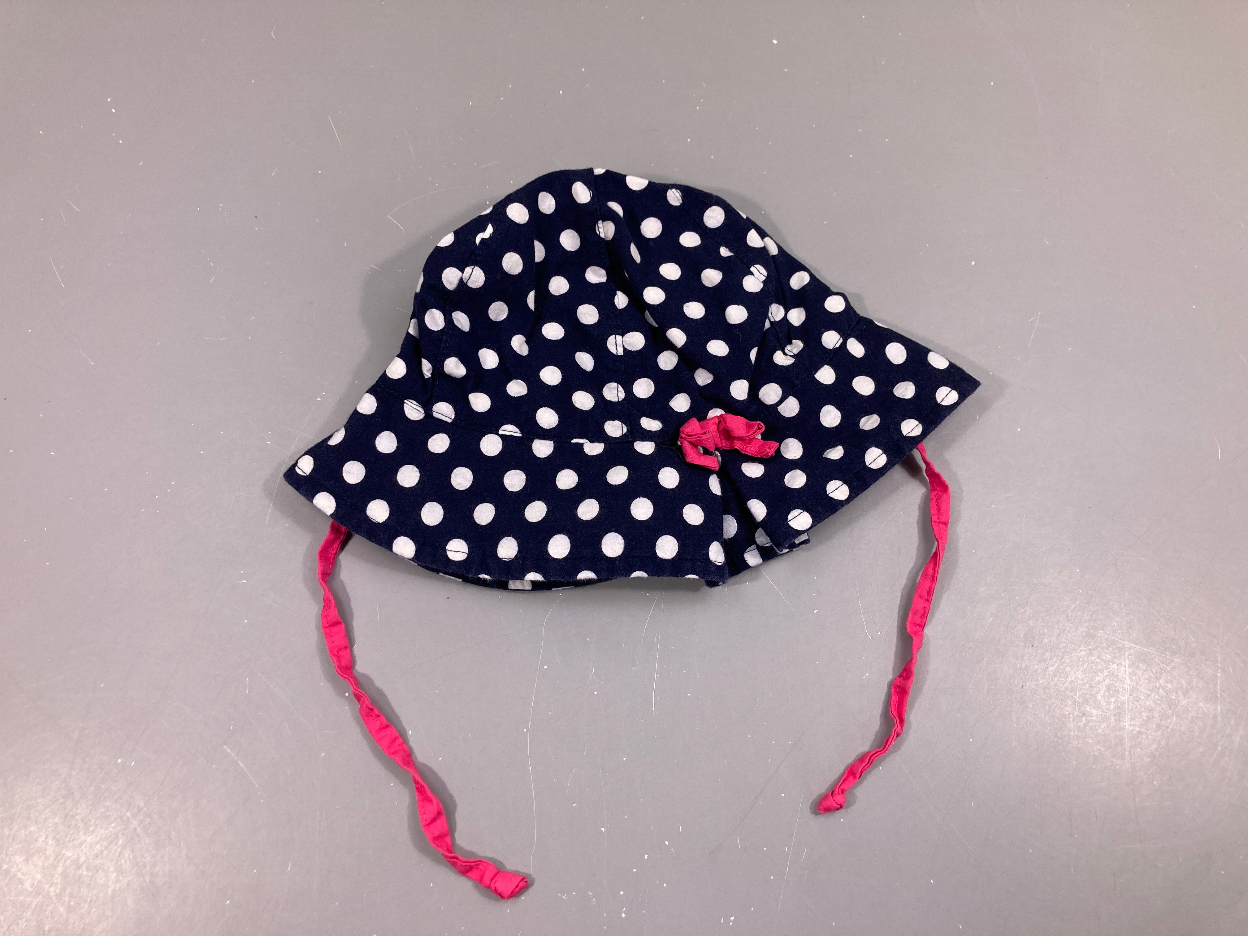 Chapeau bleu foncé pois blancs T3