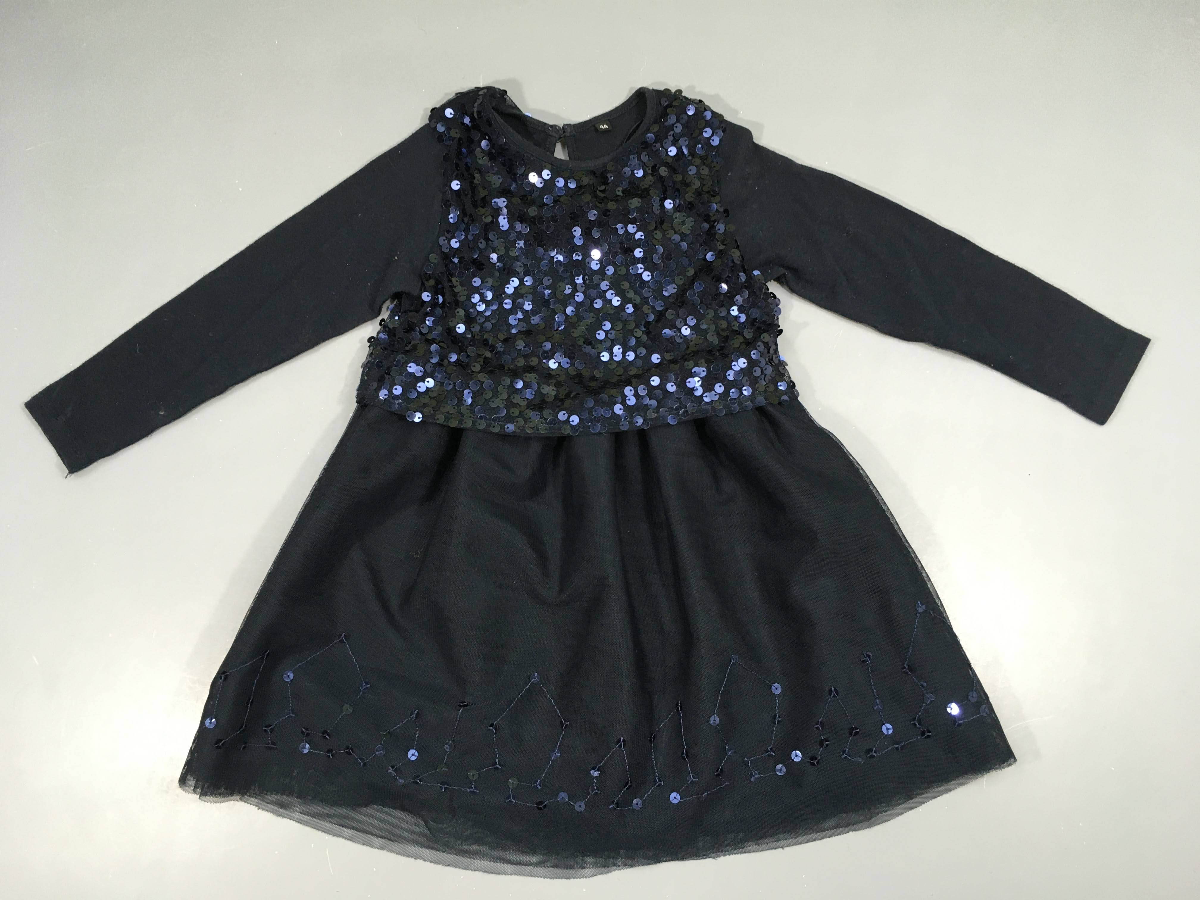 Robe m.l bleu marine tulle/sequins, légèrement boulloché