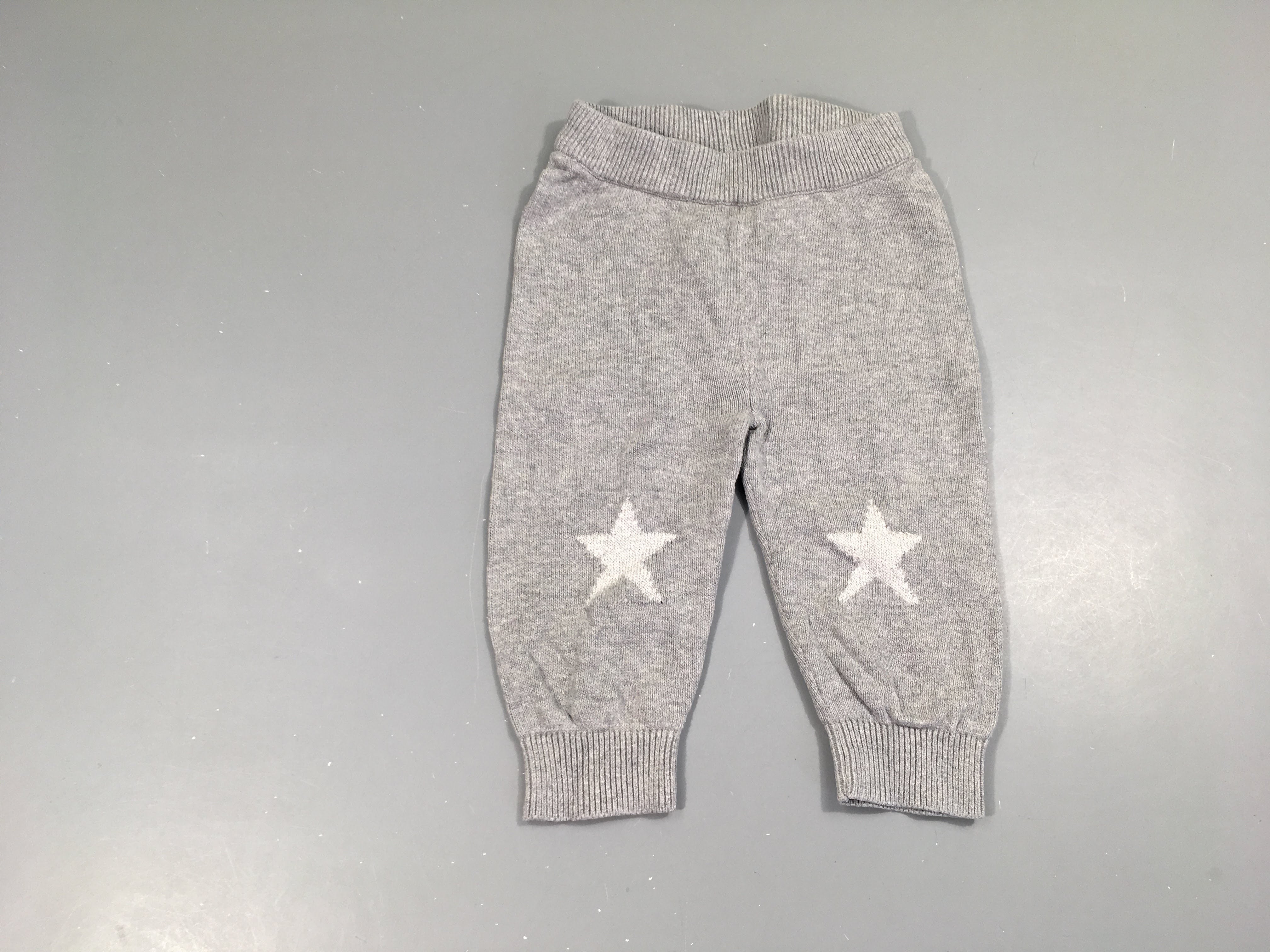 Pantalon mailles grises étoiles