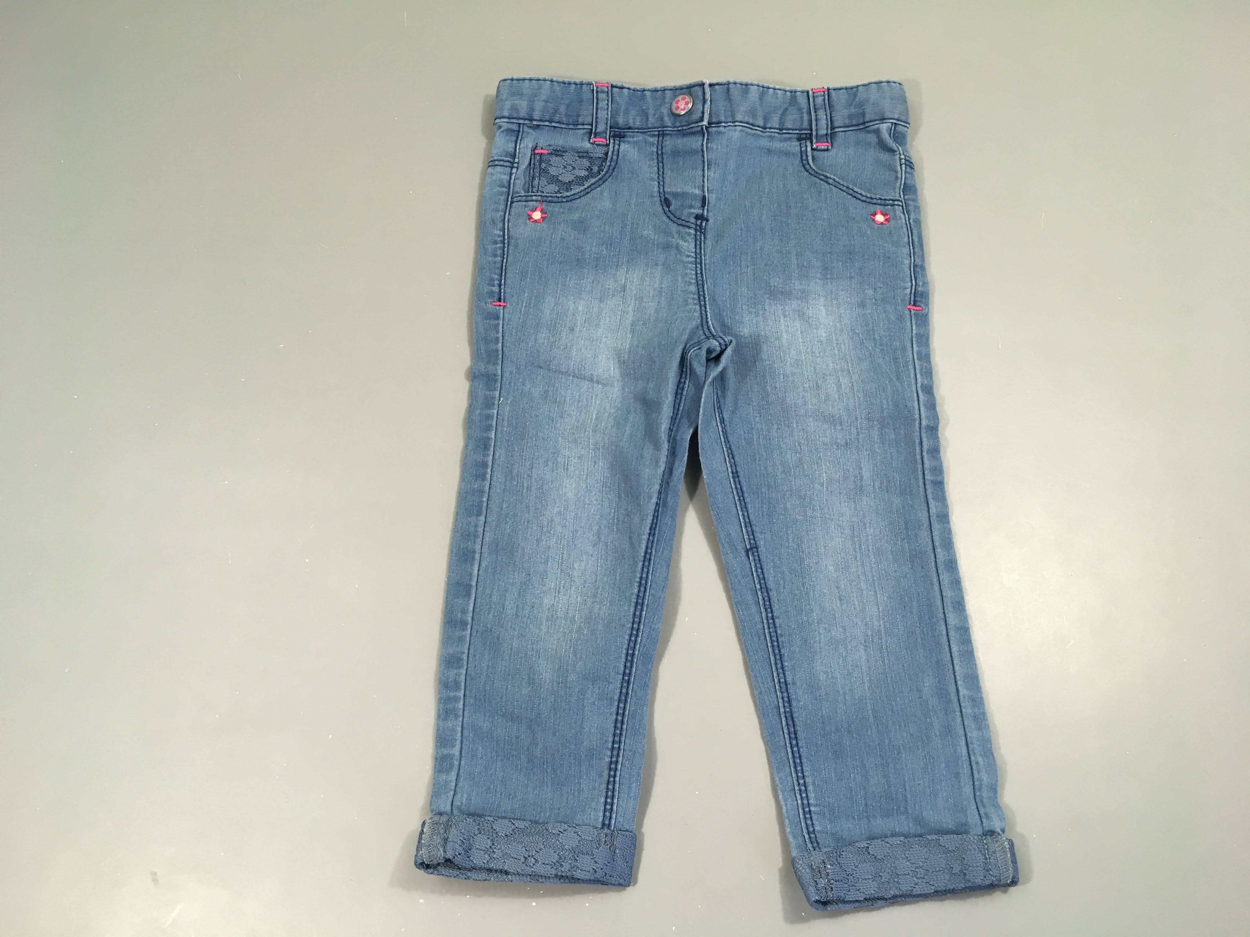 Pantalon denim à revers fleurs roses poches