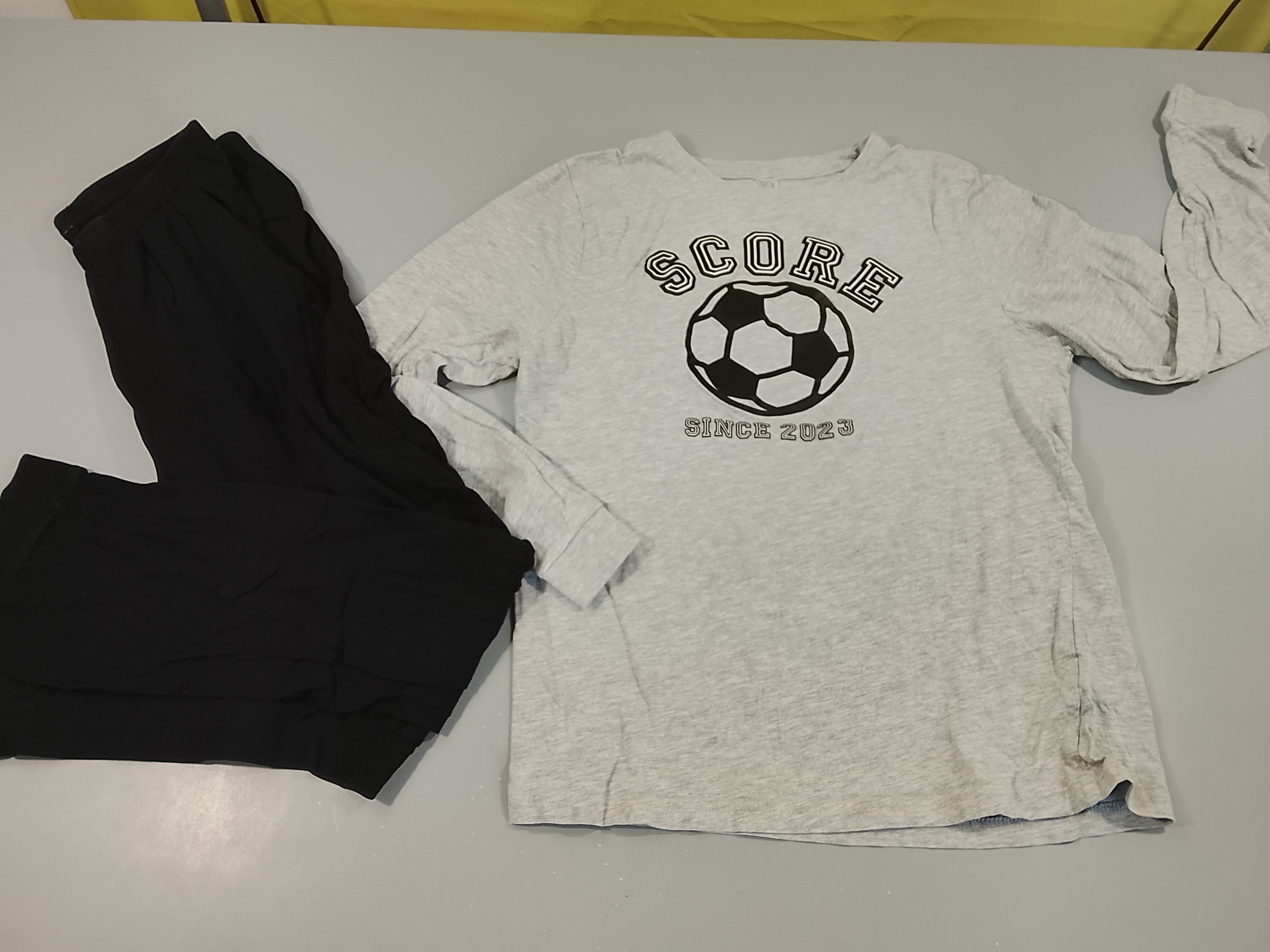 Pyjama 2pcs jersey noir et gris clair flammé , ballon de foot 