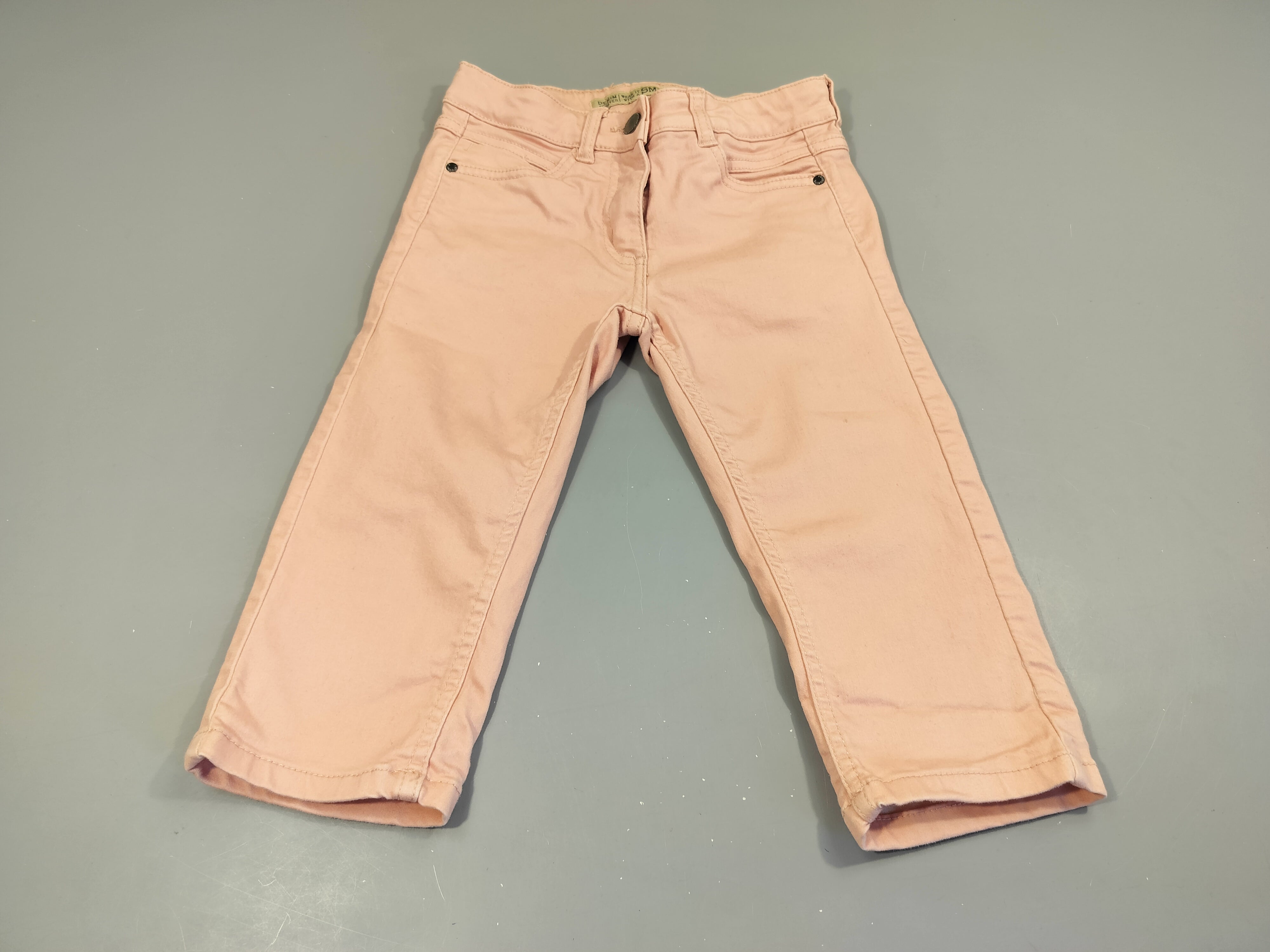 Pantacourt rose clair, légères taches