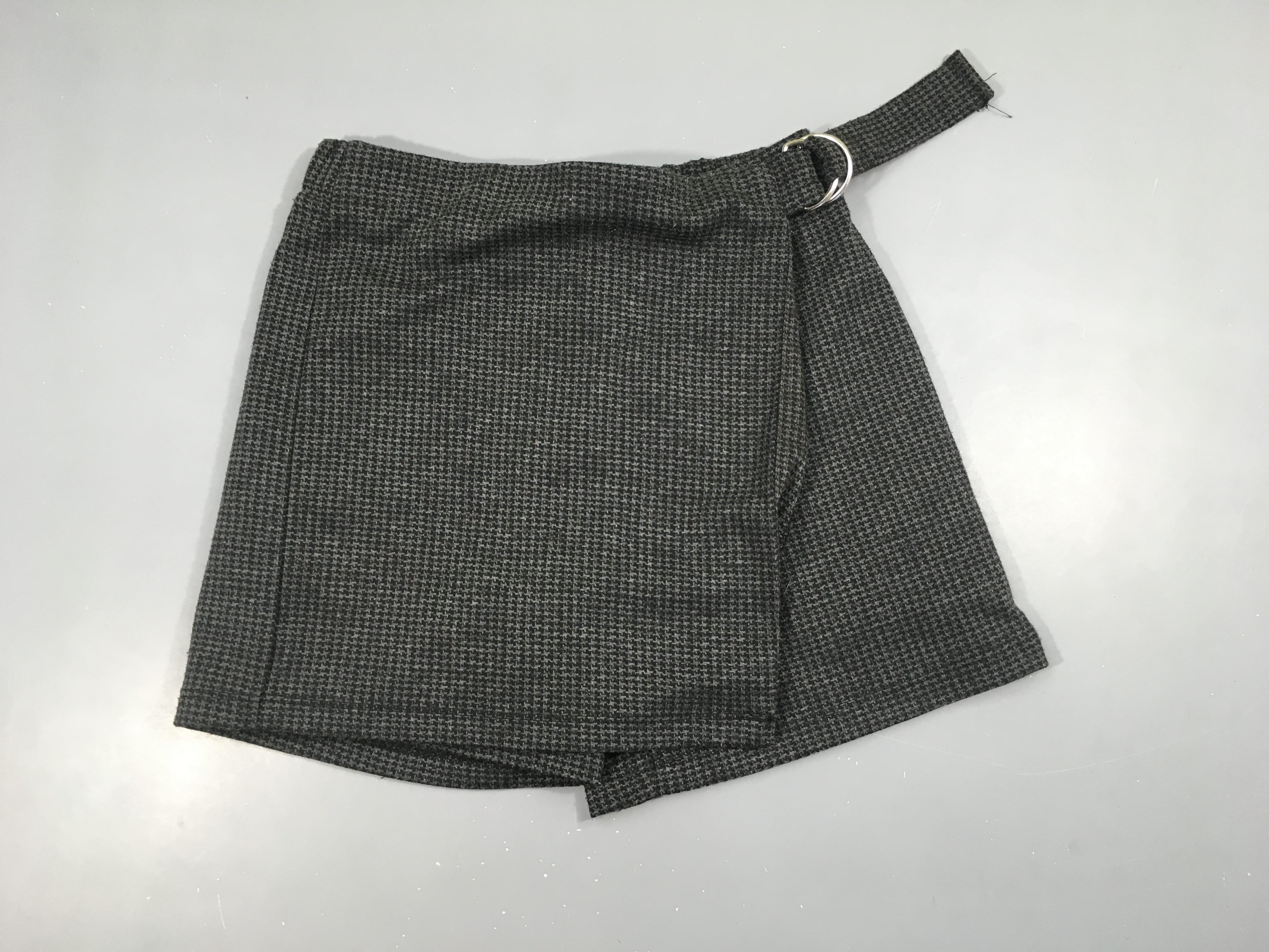 Jupe short style tweed gris pied de poule