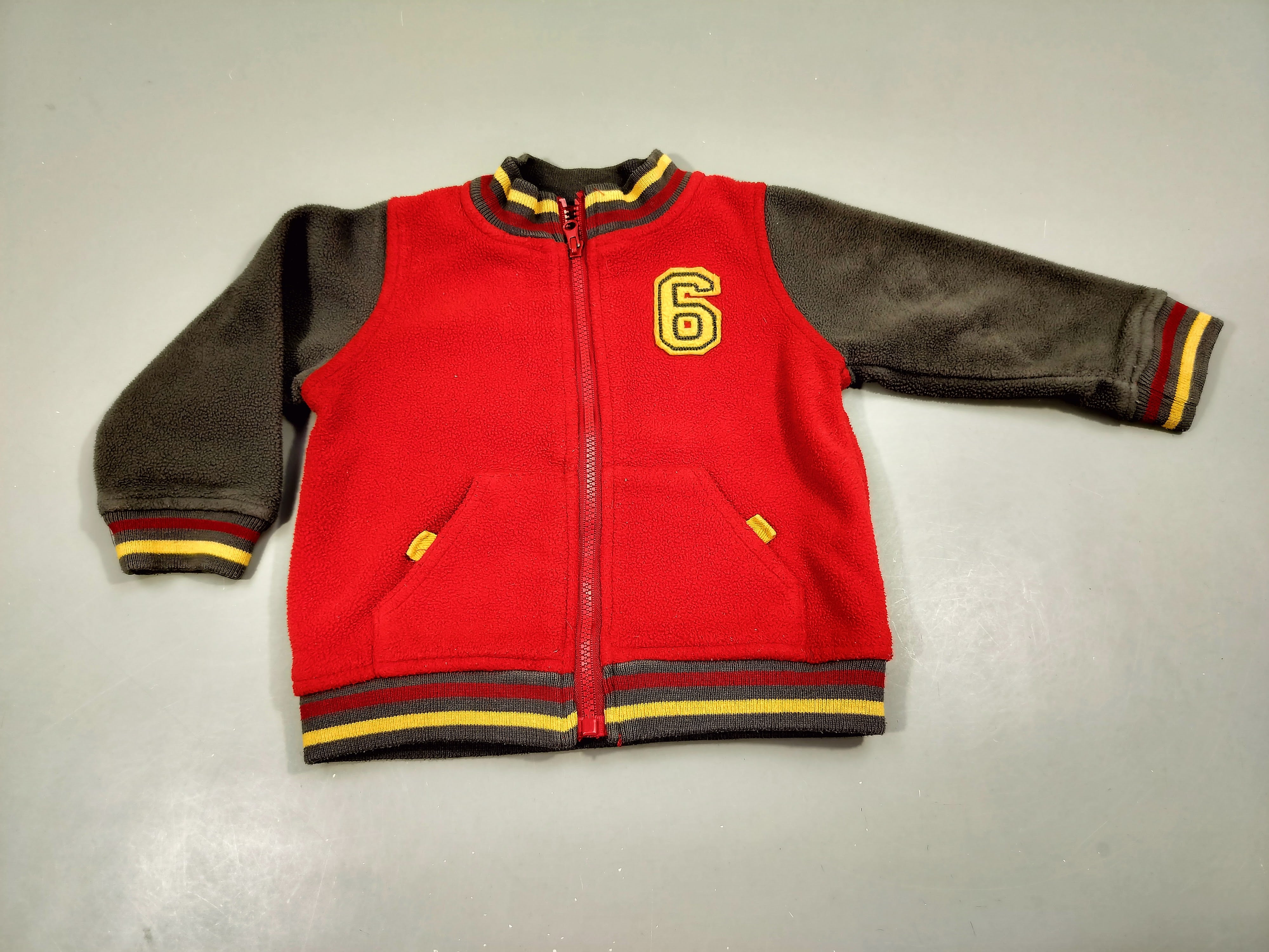 Gilet zippé rouge  écusson jaune 