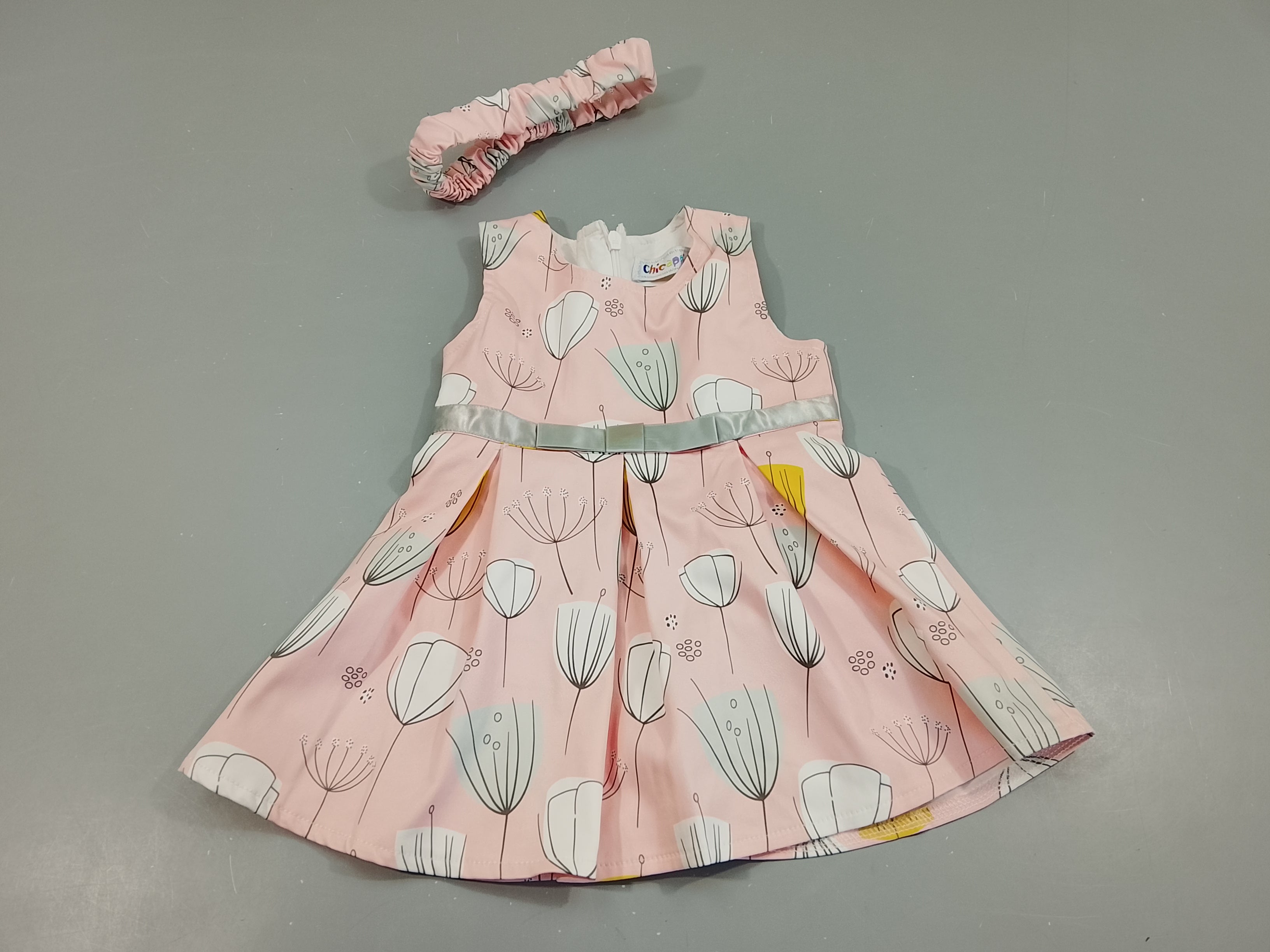 Robe m.c Chicaprie rose satinée, fleurs gris et jaune+ bandeau assorti