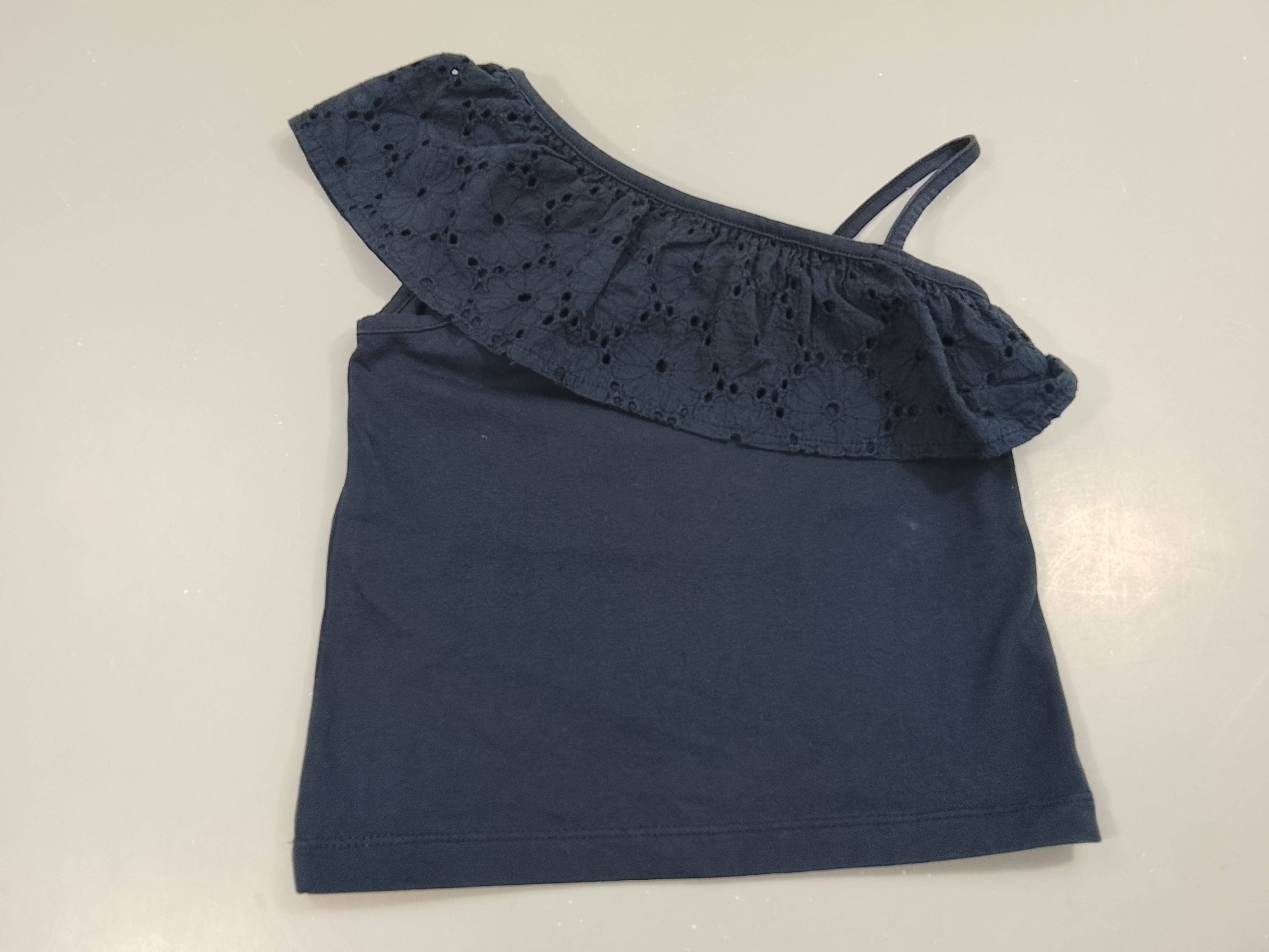 Top assymétrique bleu,  volant en broderie ajouré  épaule et décolleté