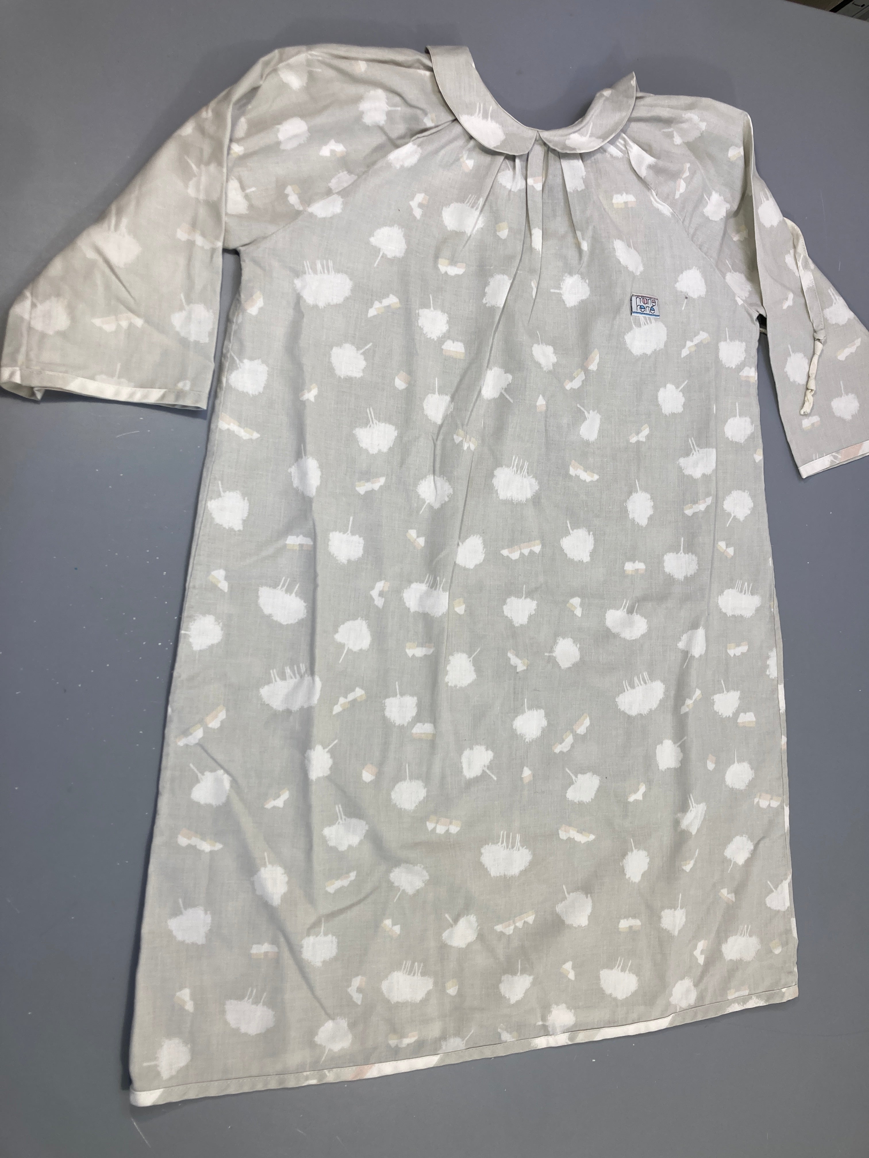 Robe m.l Marre Hervé grise, motifs ar.bres blancs