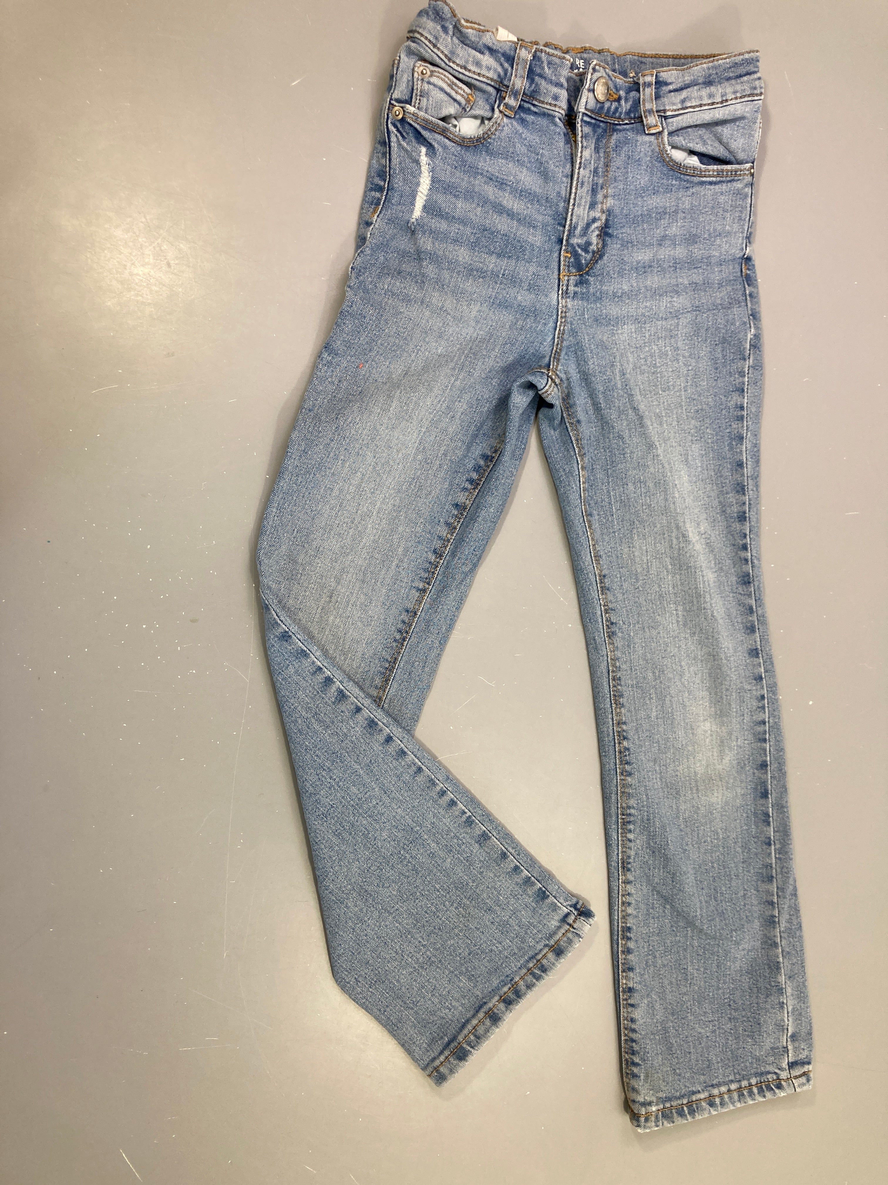 Jeans flare bleu clair, effet déchiré sur le dessus