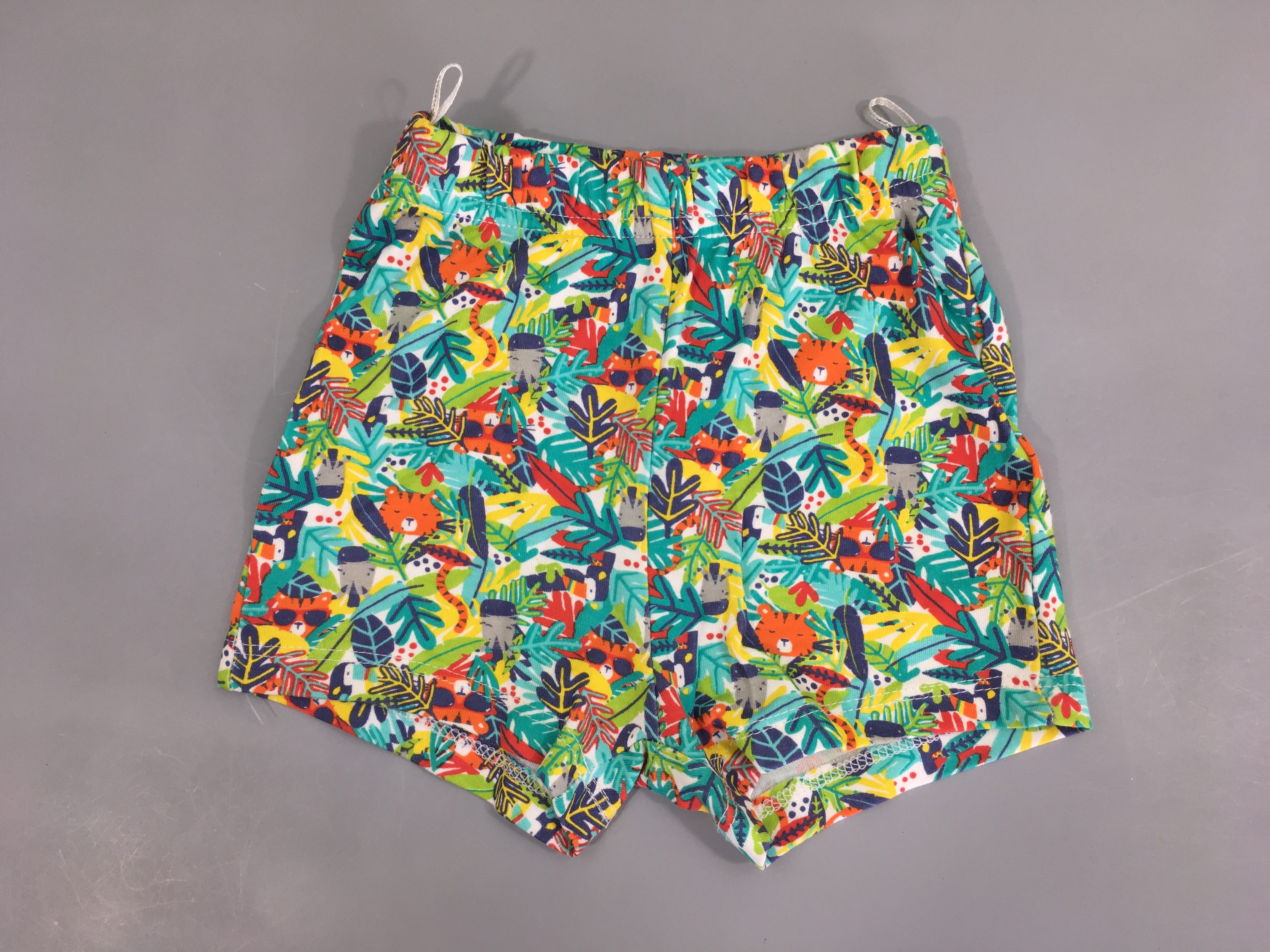 Short jersey feuillage multicolore et animaux