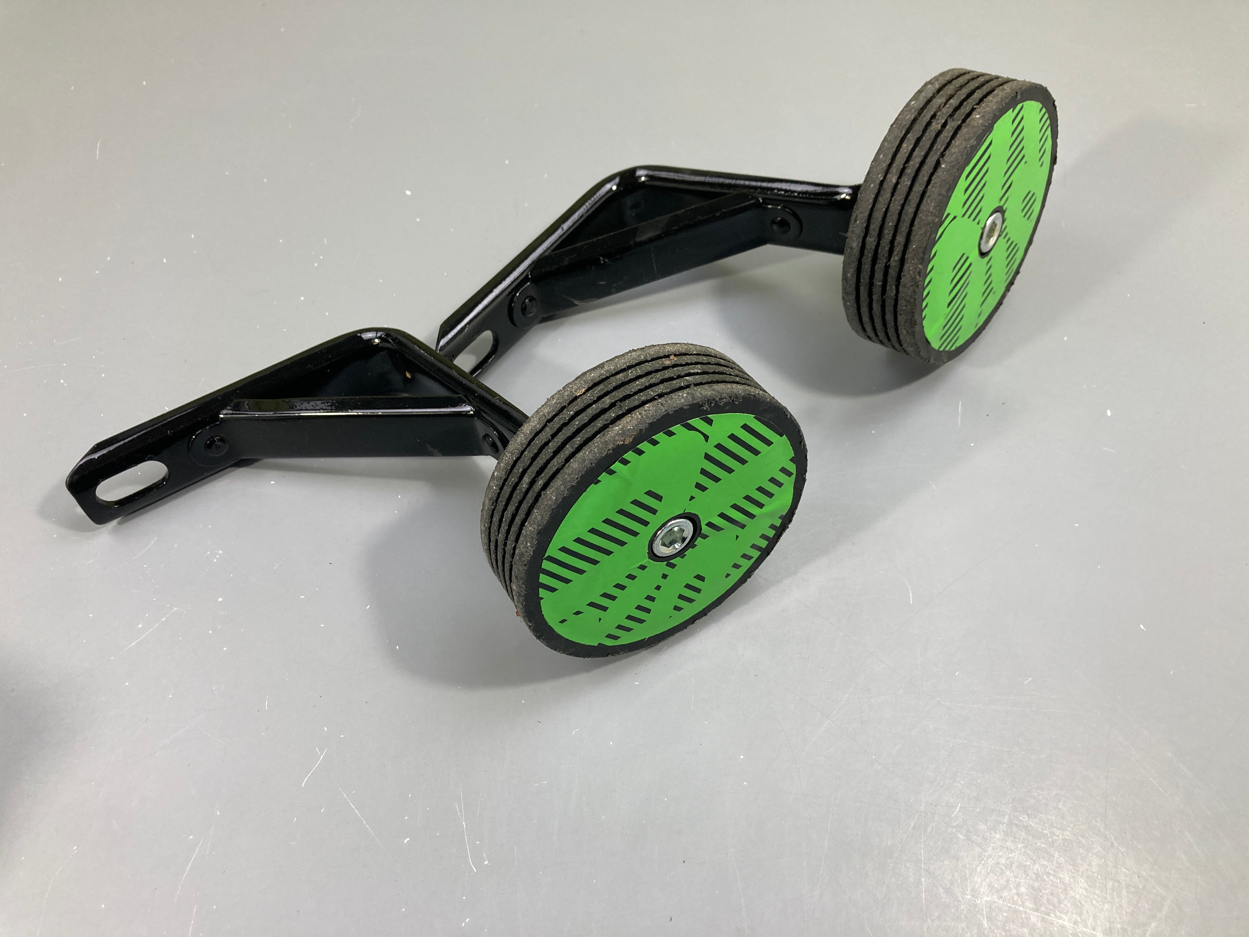 Stabilisateurs roues plastiques noir-vert pour petit vélo enfant pour l'apprentissage à l'équilibre Traces d'usure