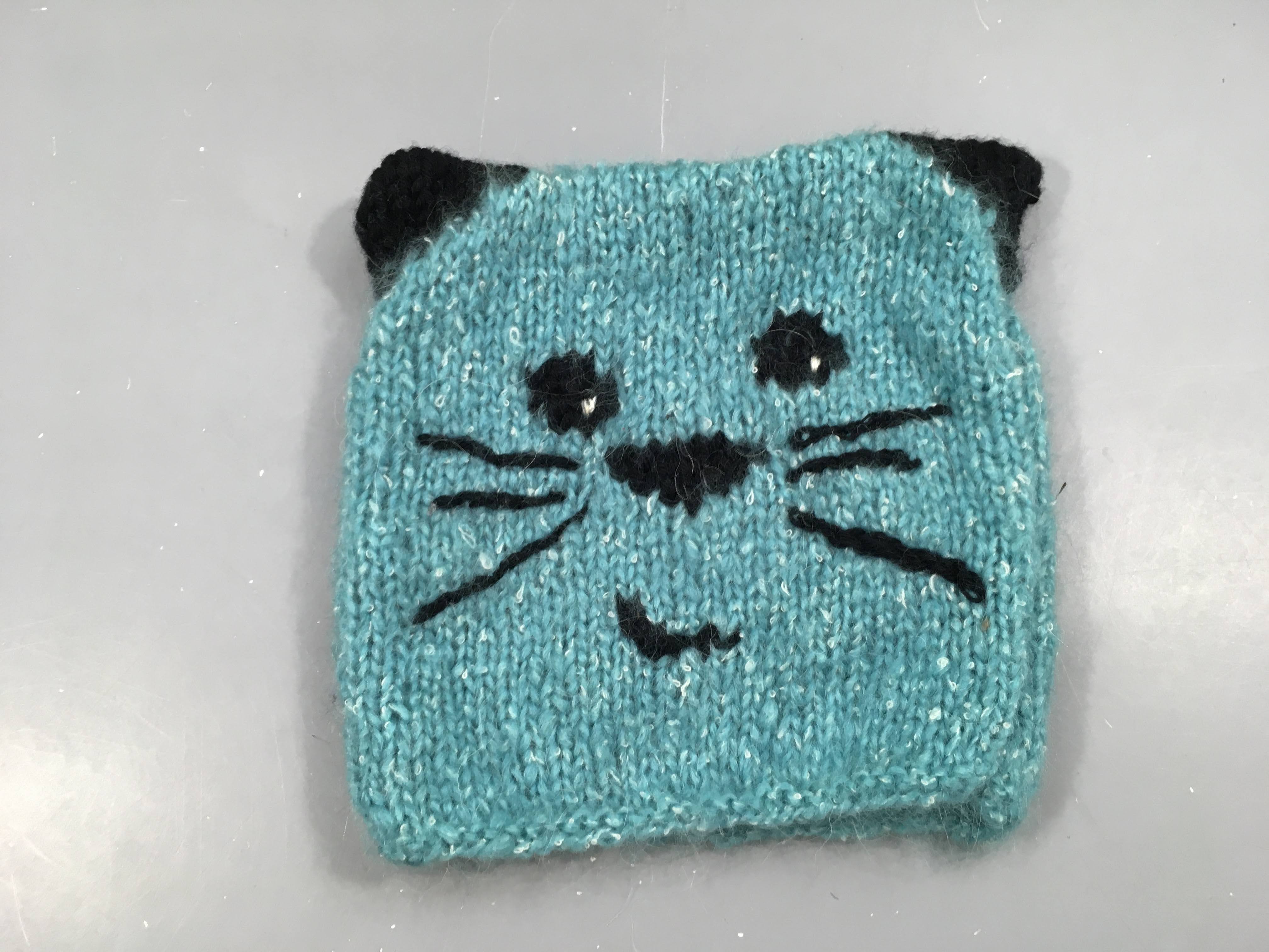 Bonnet en laine bleue tricoté main Chat