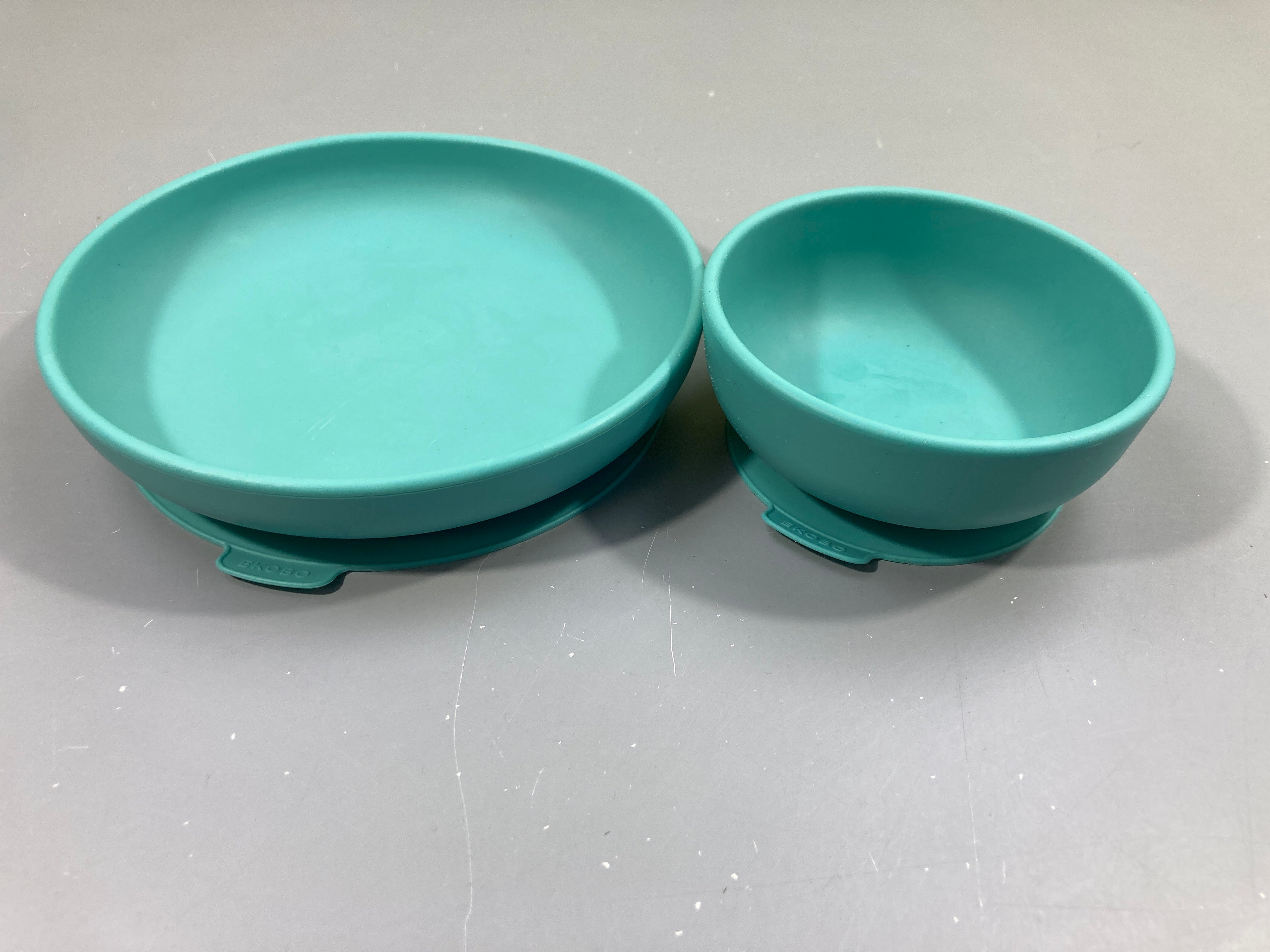 Assiette et bol en silicone bleu clair Ekobo