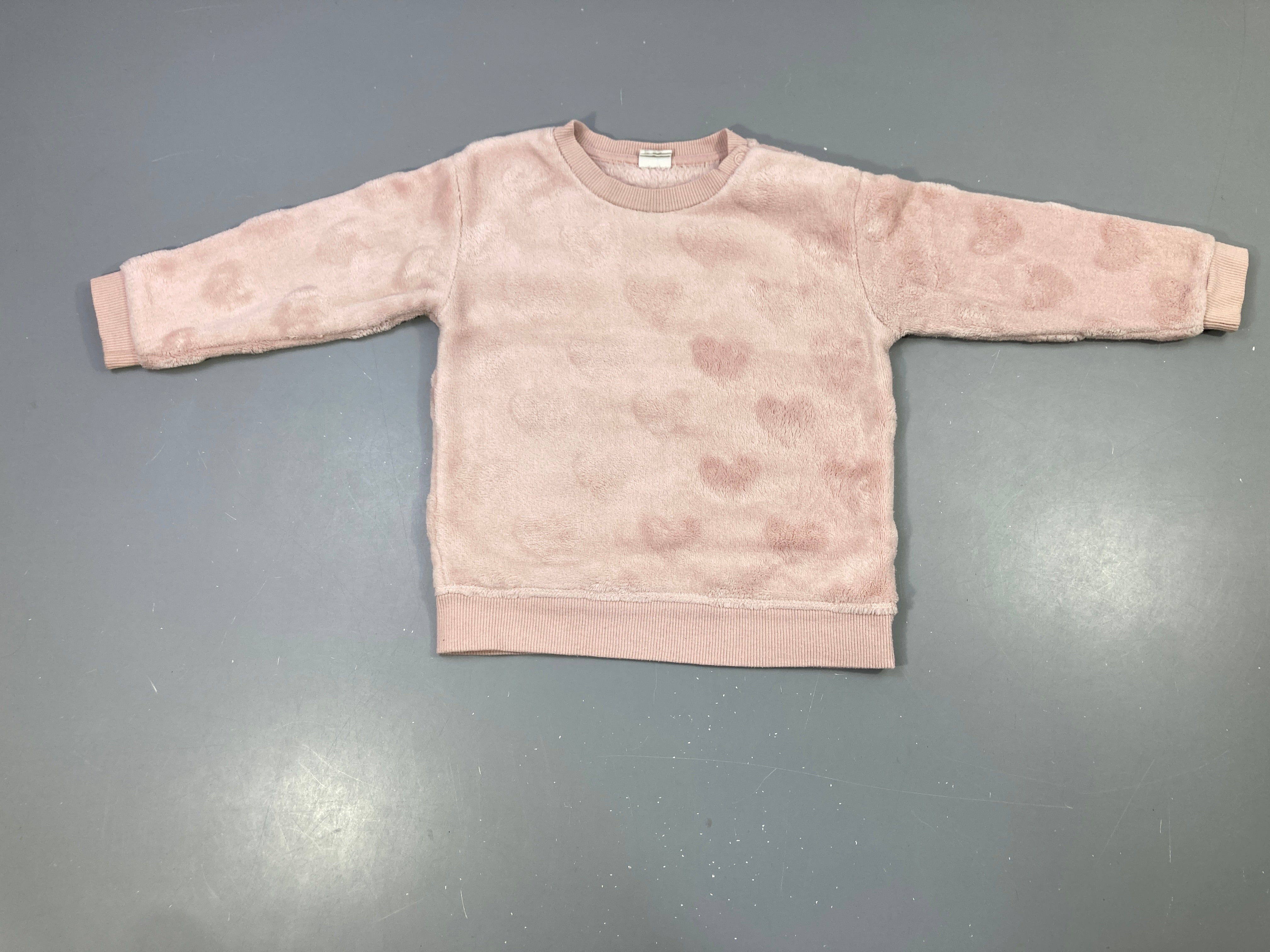Pull velours rose motif cœurs
