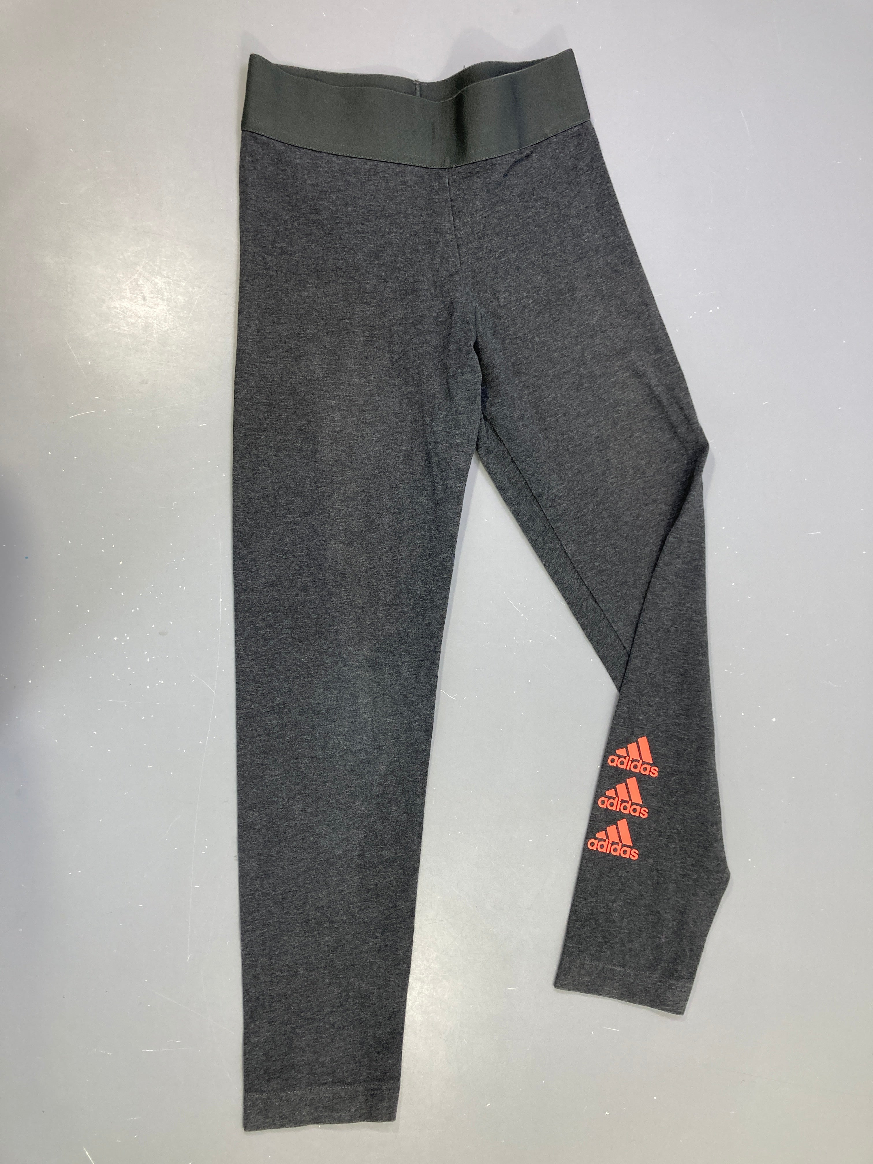 Legging de sport anthracite chiné, incscriptions roses orangées