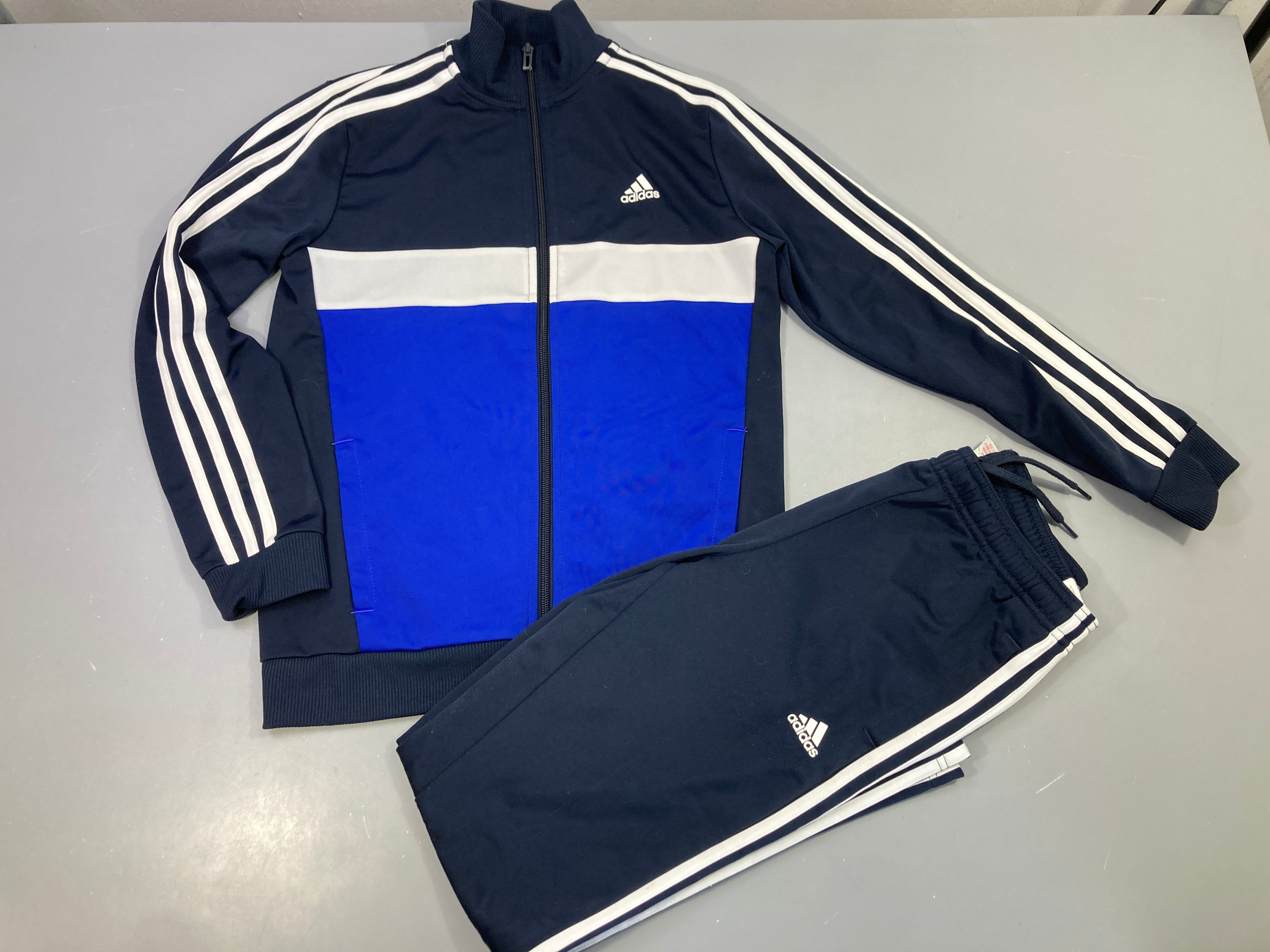 Ensemble training, bleu marine, blanc, bleu 
