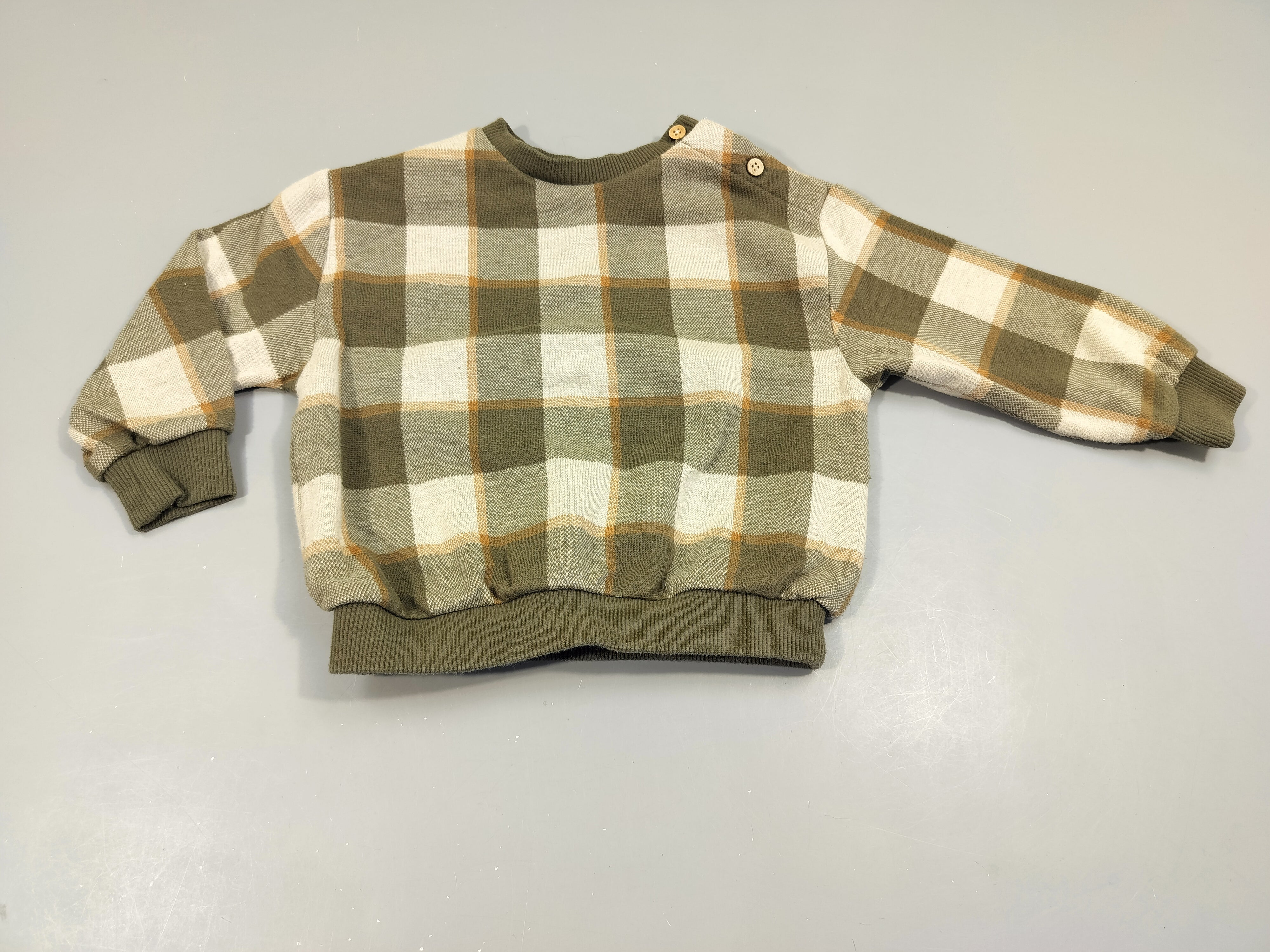 Pull à carreaux kaki, gris ,brun. Un peu bouloché.