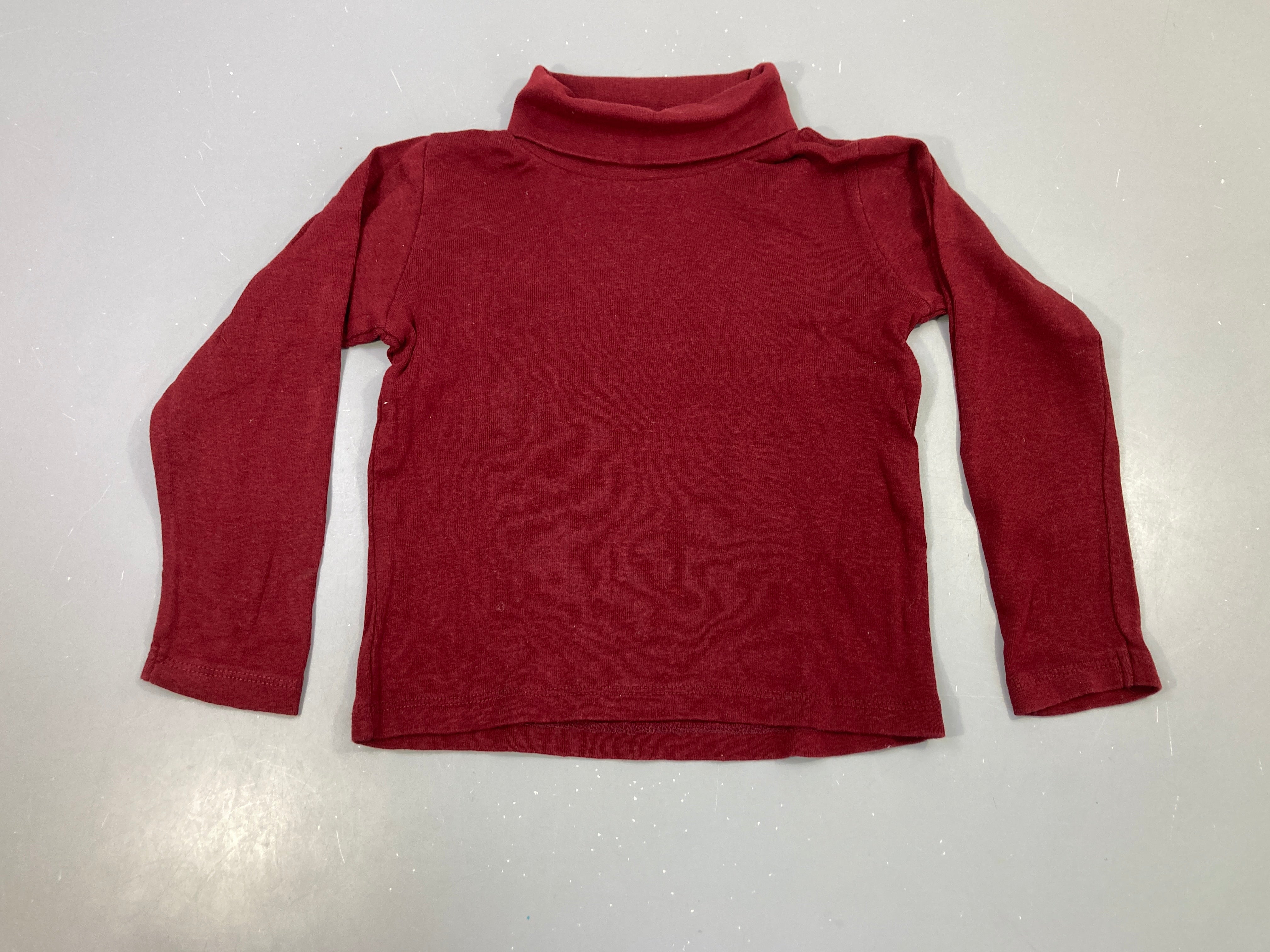 T-shirt m.l col roulé bordeaux, légèrement bouloché
