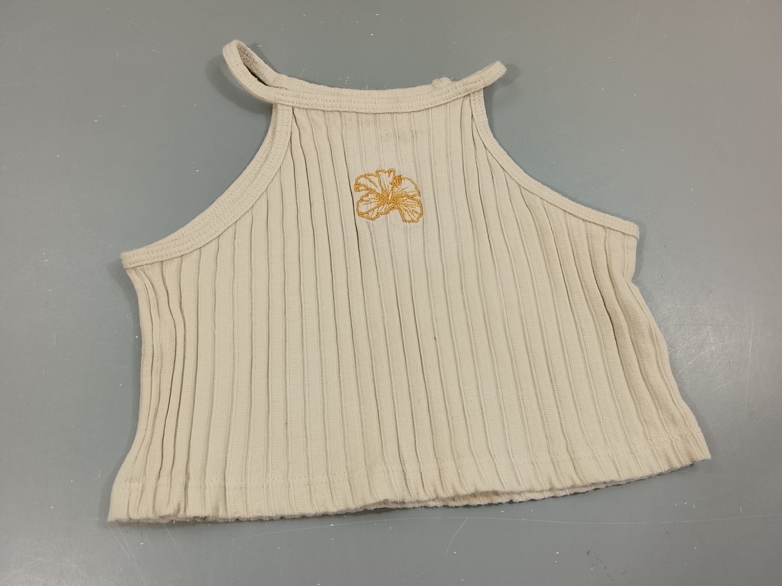 Top crop-top beige côtelé, fleur jaune