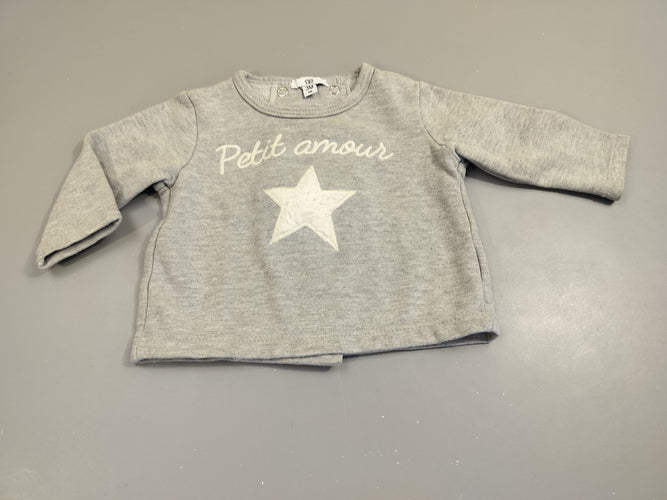 Pull gris chiné, étoile blanche "Petit amour", pressions à l'arrière. Légèrement bouloché. 60% coton 40% polyester, moins cher chez Petit Kiwi