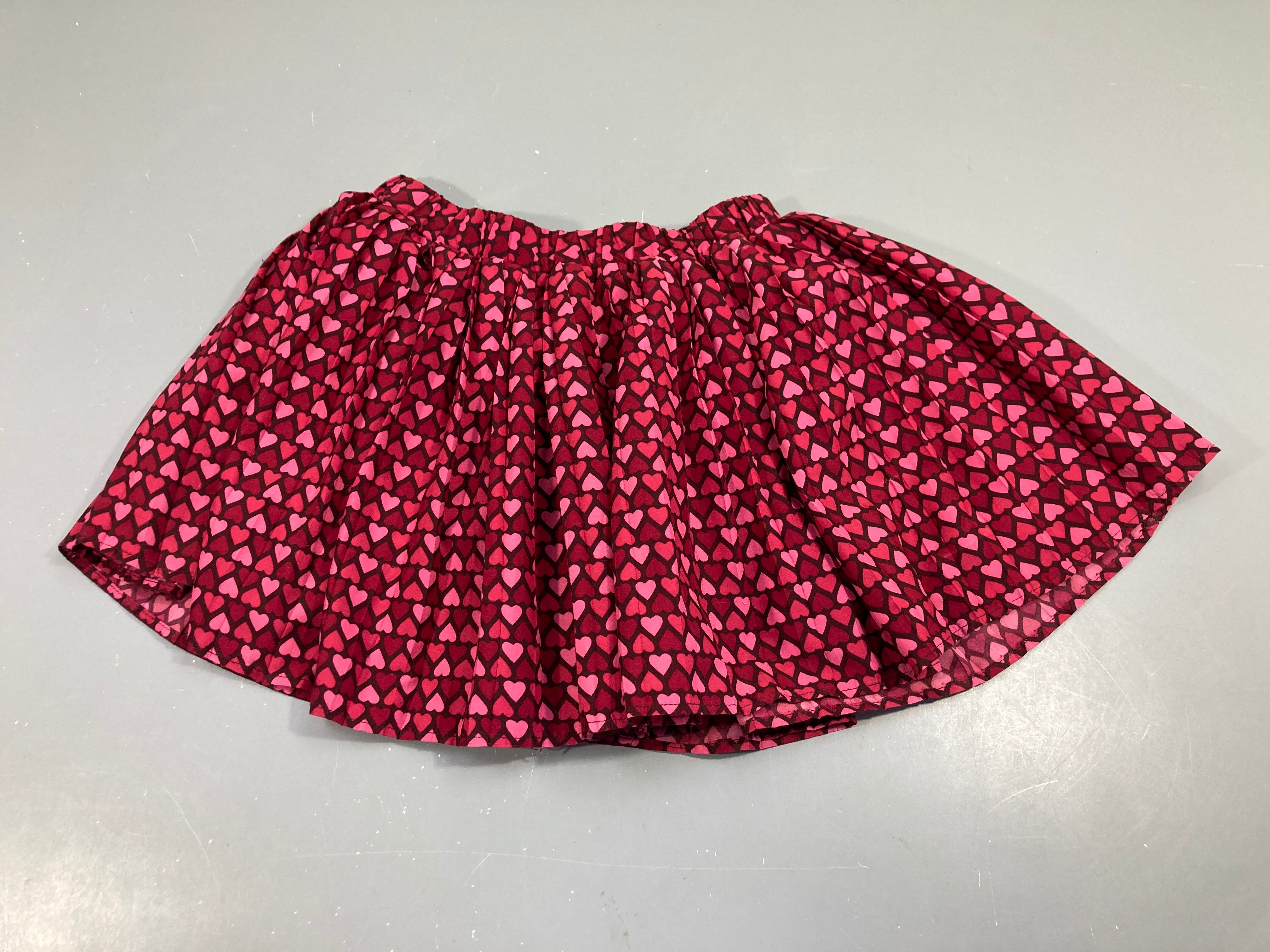 Jupe plissée tissu coeurs rouge et rose
