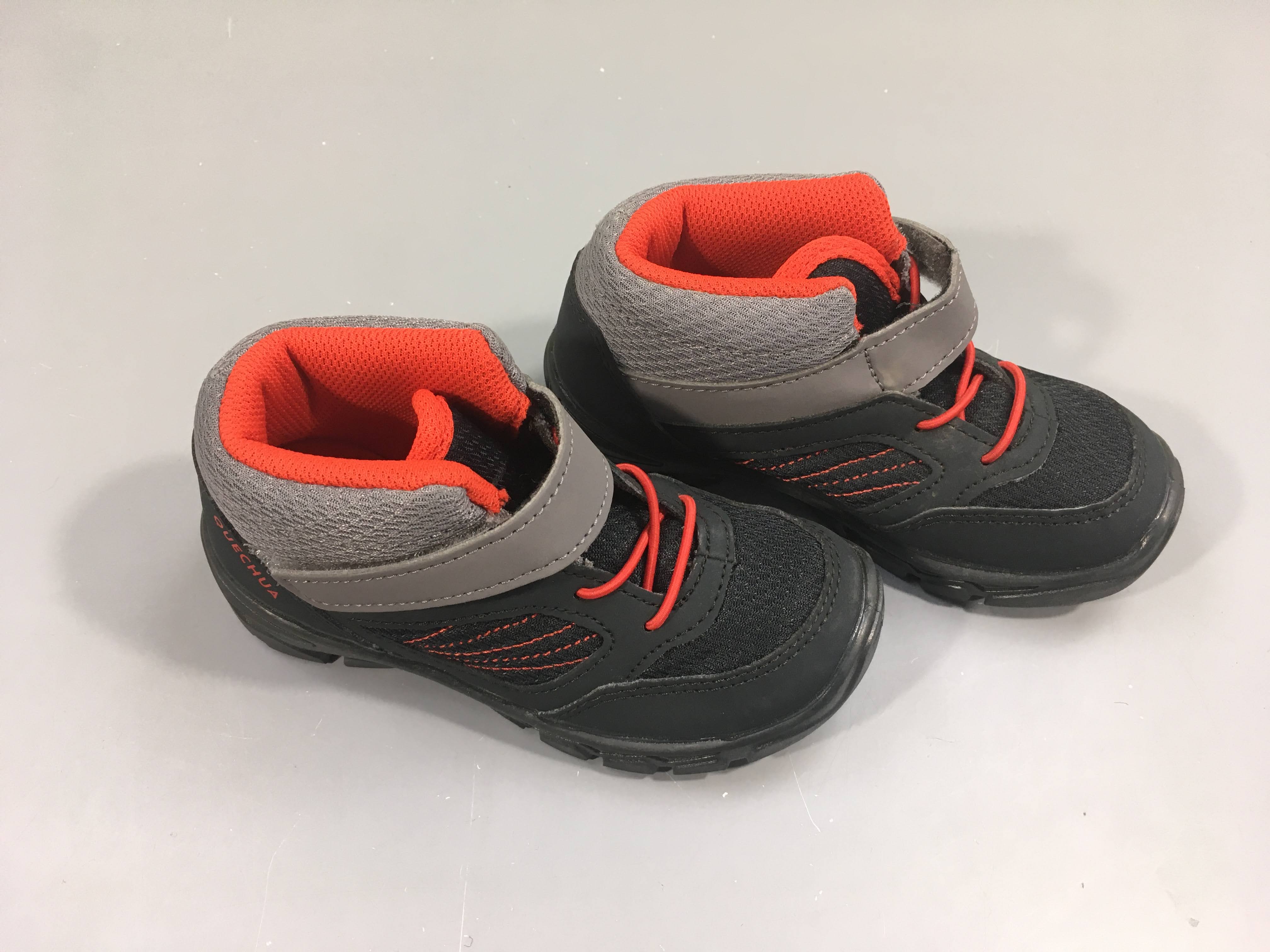 Chaussures de randonnée noir et rouge, P 26 NEUF