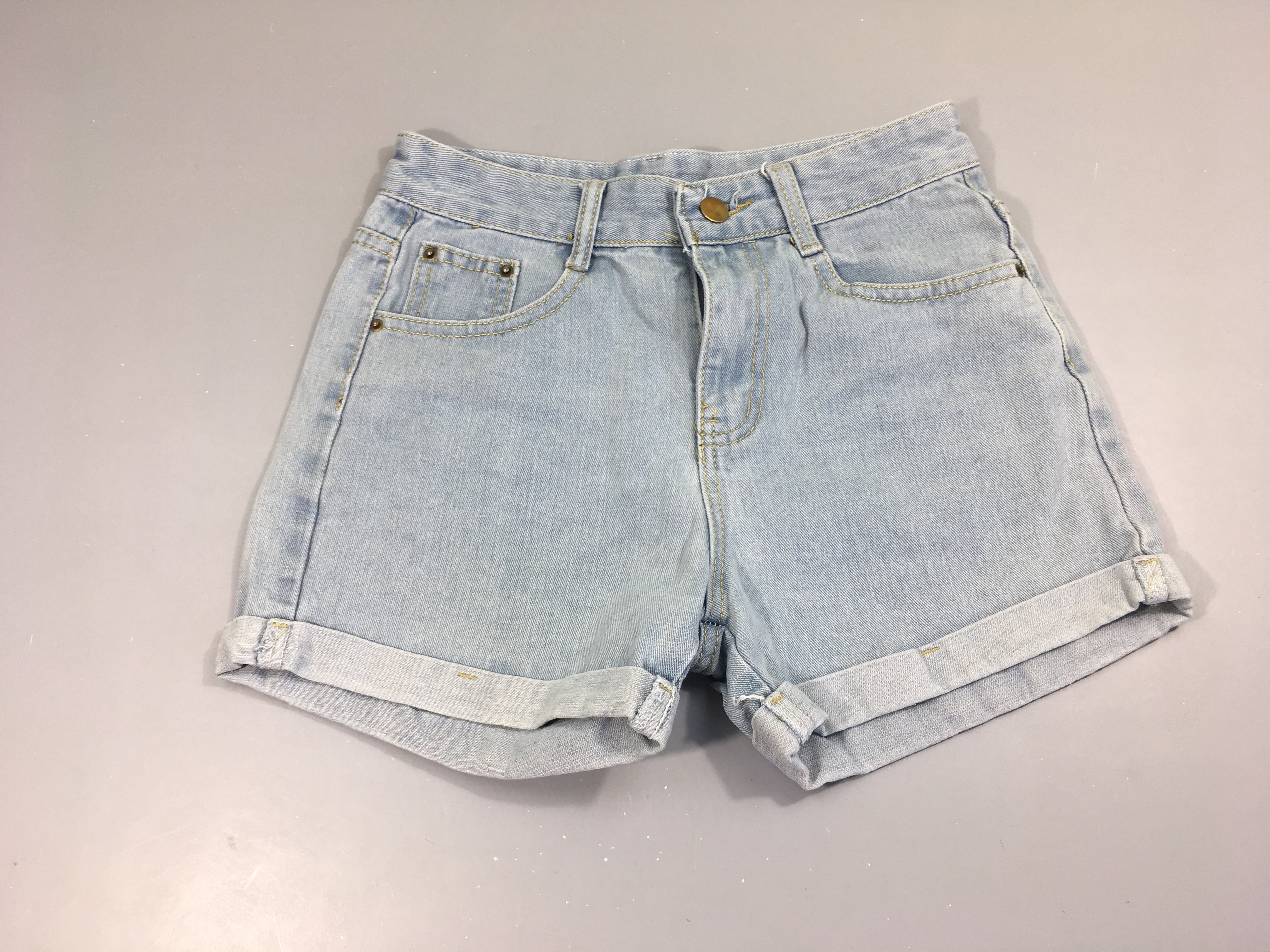 Short denim clair à revers