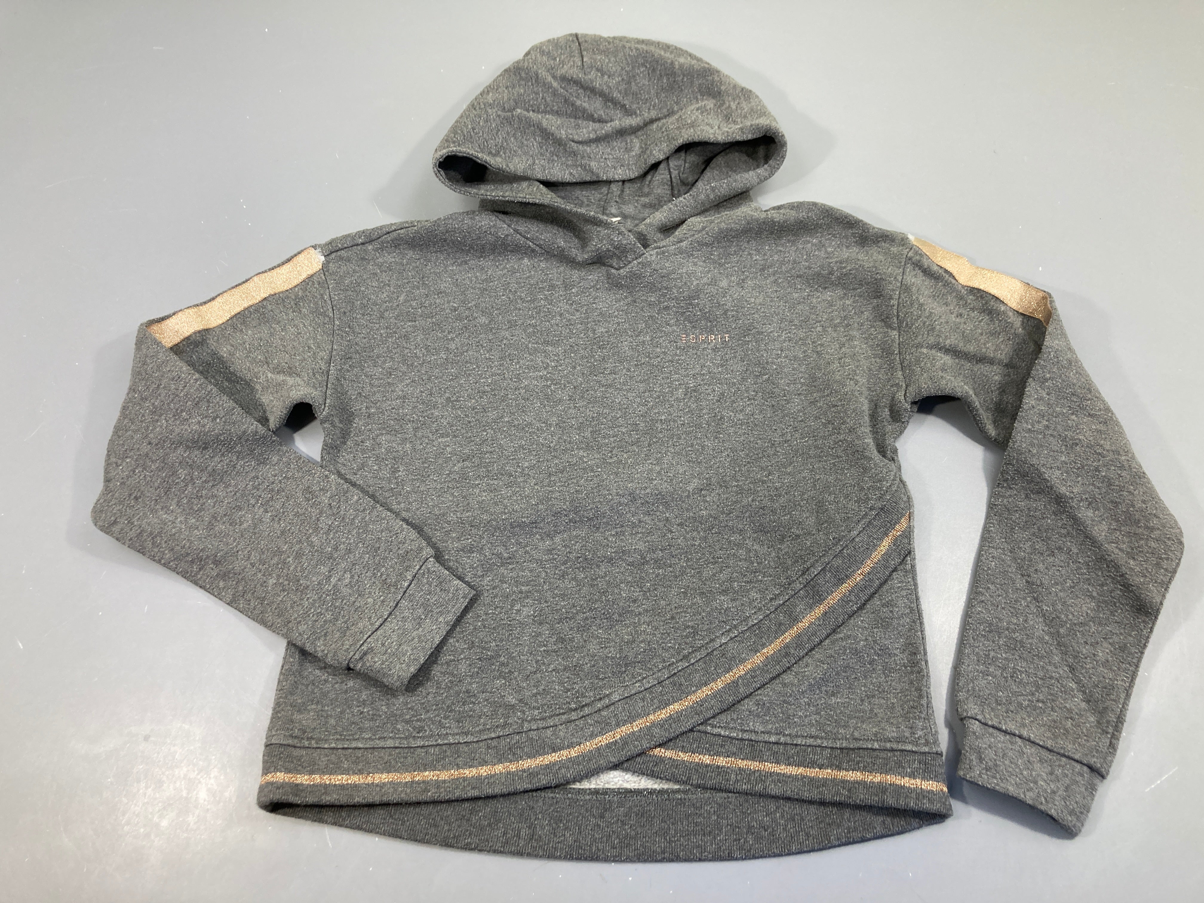 Sweatshirt à capuche gris, détails dorés