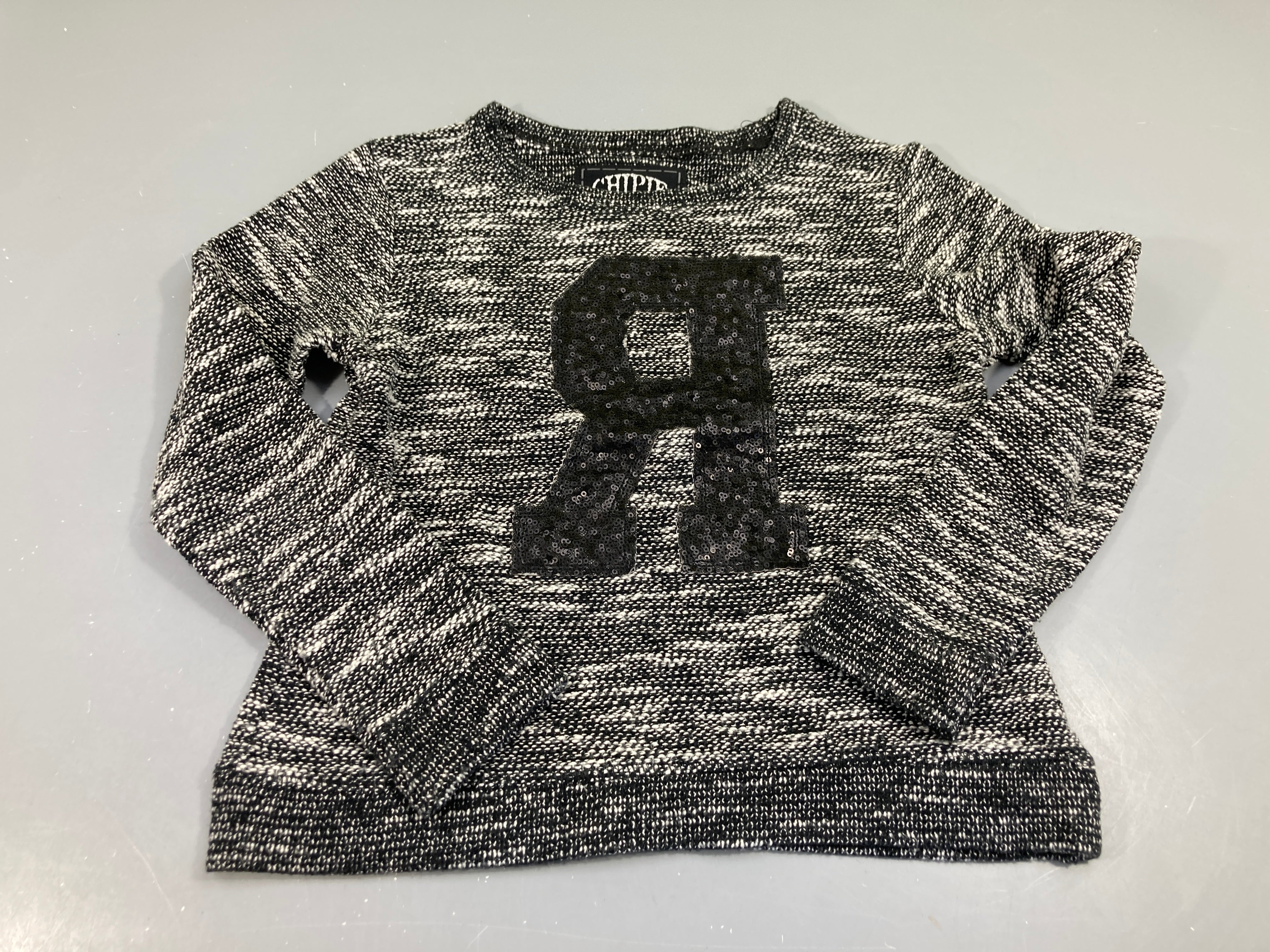 Pull noir et blanc chiné , lettre sequin