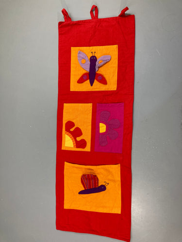 Rangement mural en toile épaisse rouge/mauve/orange , papillon, OXFAM, moins cher chez Petit Kiwi