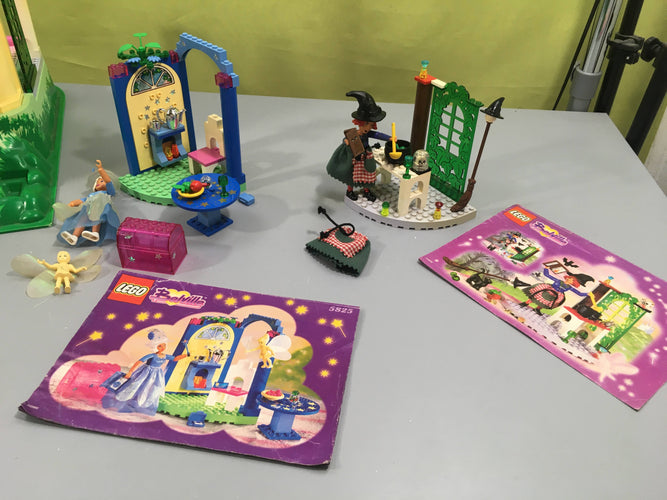Lot de Lego Vintage Belville Le château + Le repaire de Crapotine la sorcière 5804 + Le palais de la reine des fées 5825 6-10a En l'état, poussiereux, moins cher chez Petit Kiwi